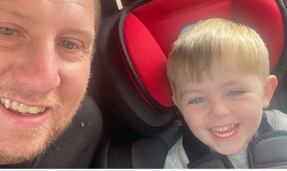 Dylan sammen med sin far, Gary Keenan.