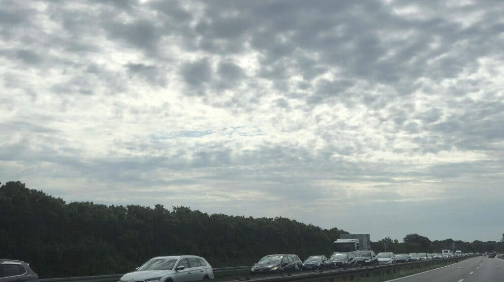 Køen vokser, efter der er sket et færdelsuheld på den Sønderjyske Motorvej.