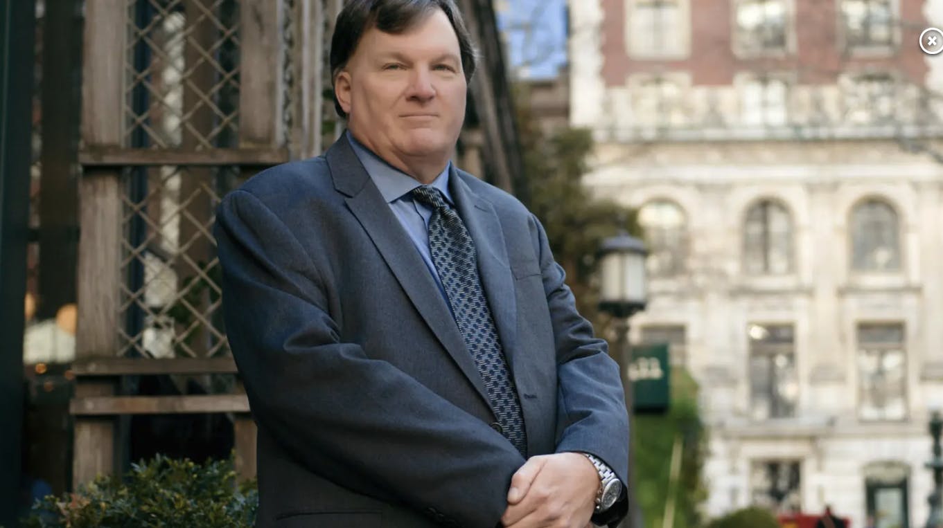 Denne respekterede arkitekt blev torsdag aften anholdt. Politiet mistænker, at han – Rex Heuermann – har dræbt en række kvinder. 