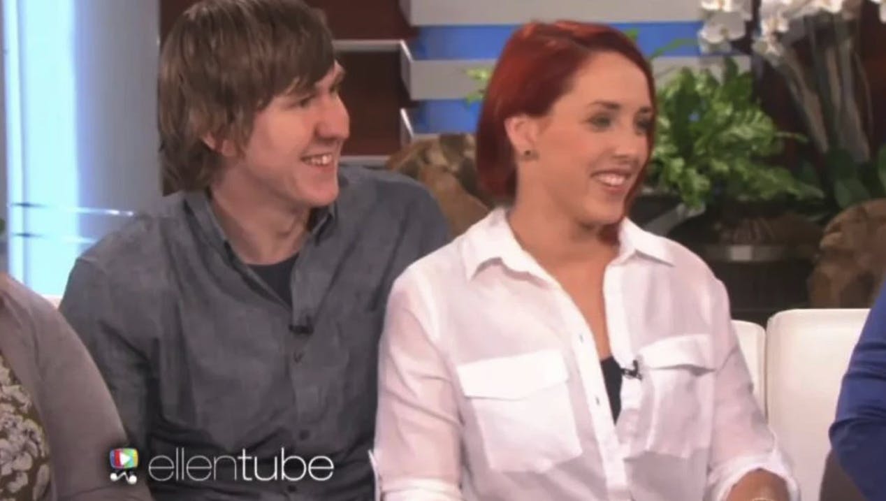 På grund af den famøse kjole endte parret hos Ellen DeGeneres, hvor de fik foræret både penge og rejse. 