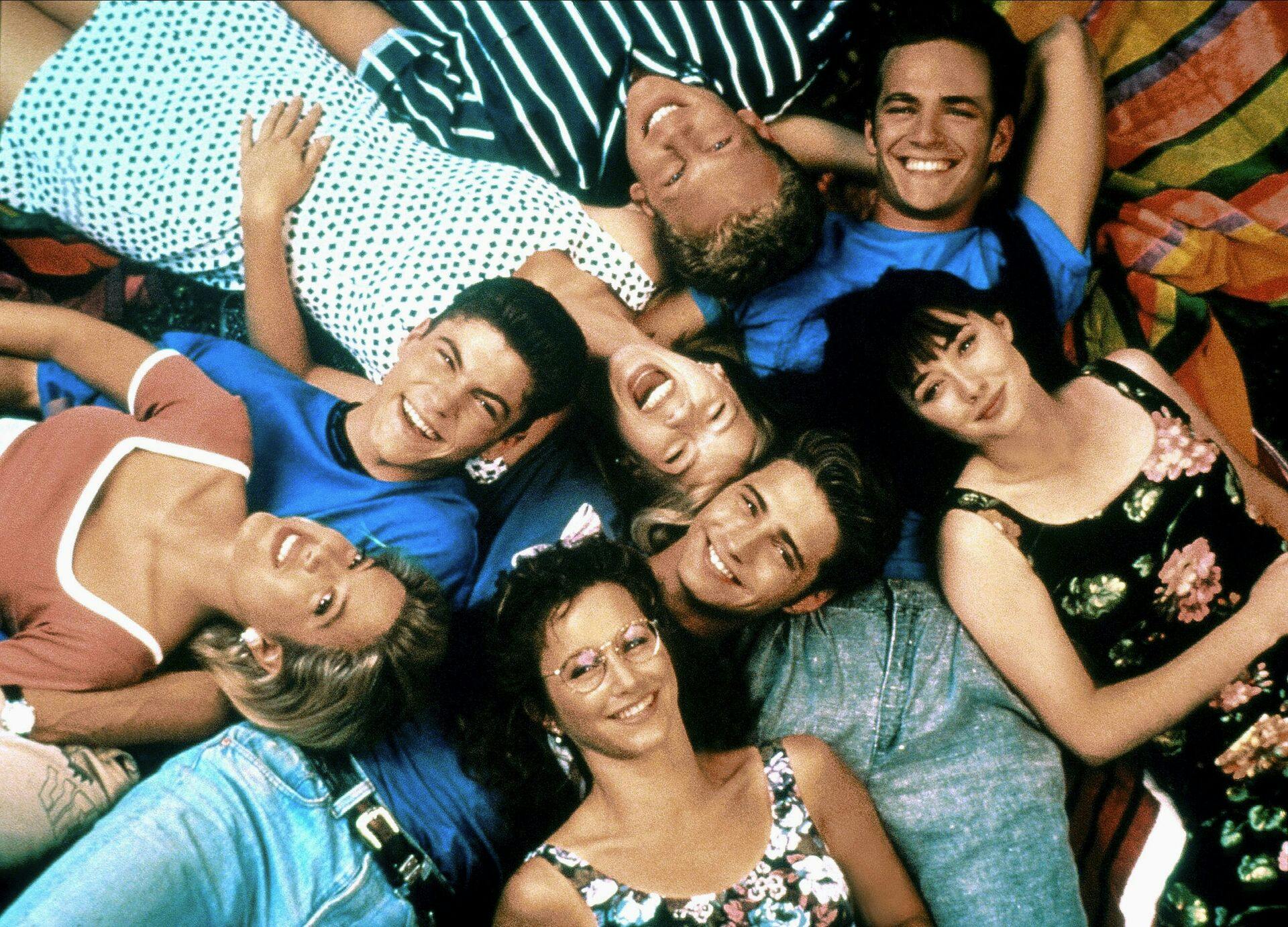 Ian Ziering, Luke Perry, Brian Austin Green, Jennie Garth, Shannen Doherty, Tori Spelling, Gabrielle Carteris og Jason Priestly i de gode gamle dage. Desværre døde Luke Perry i 2019.