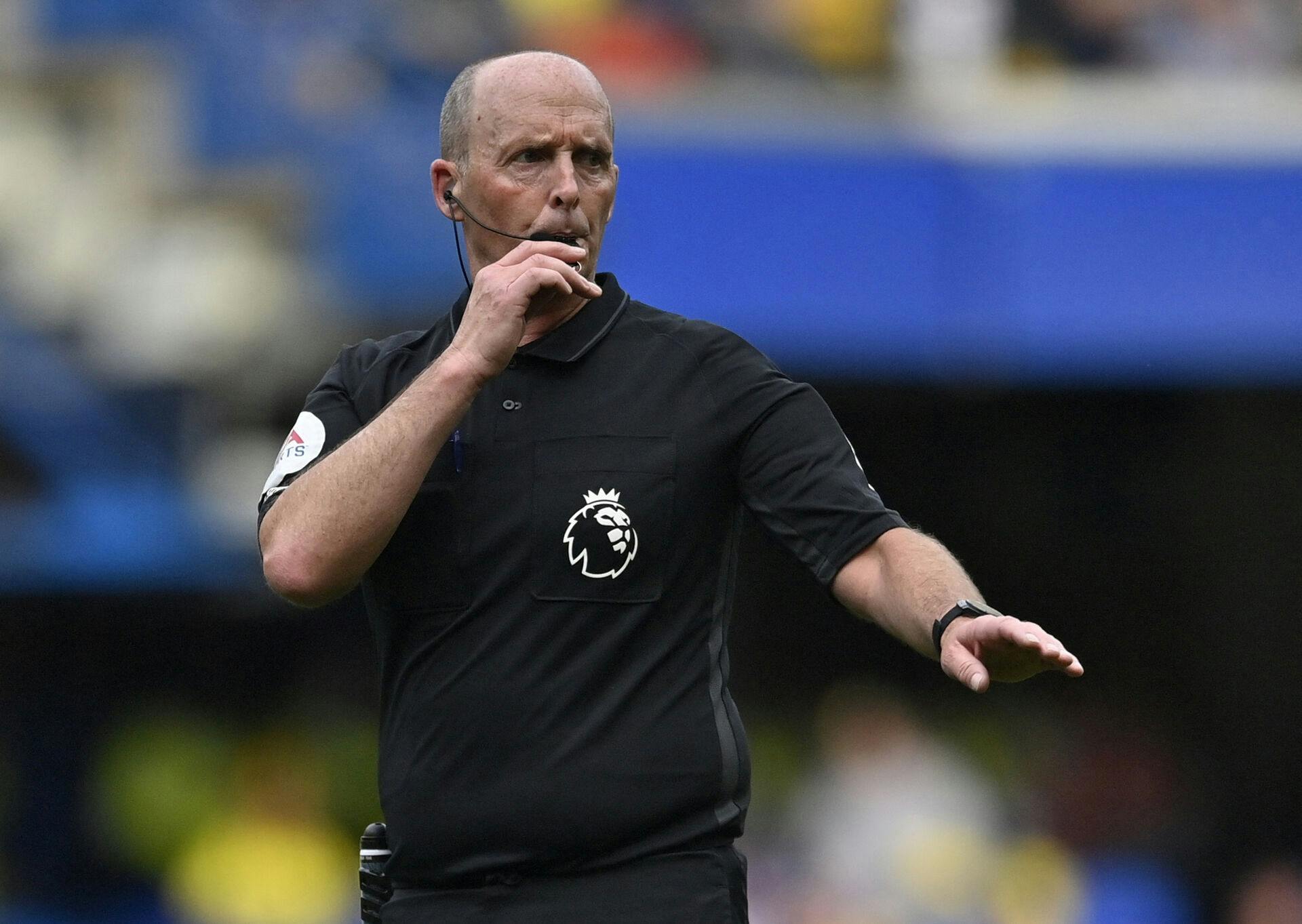 Mike Dean er færdig som dommer i Premier League. 