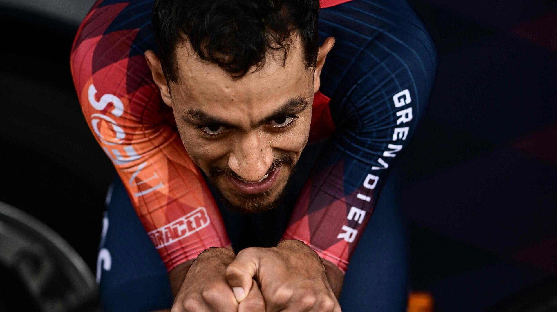 Daniel Martinez var nede i asfalten på lørdagens etape, men han fik alligevel kæmpet sig i mål. Søndag har Ineos pillet ham ud af Touren