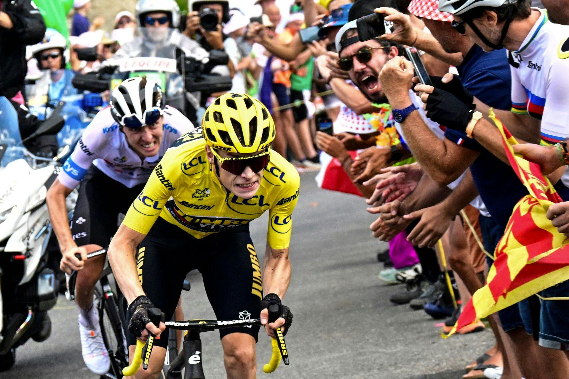 Fotografen Bernand Papon fra avisen L'Equipe undskylder for, at han lørdag blev involveret i duellen om den gule førertrøje i Tour de France mellem Jonas Vingegaard og Tadej Pogacar.