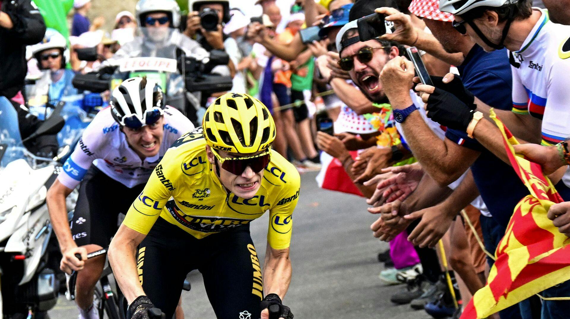 Fotografen Bernand Papon fra avisen L'Equipe undskylder for, at han lørdag blev involveret i duellen om den gule førertrøje i Tour de France mellem Jonas Vingegaard og Tadej Pogacar.
