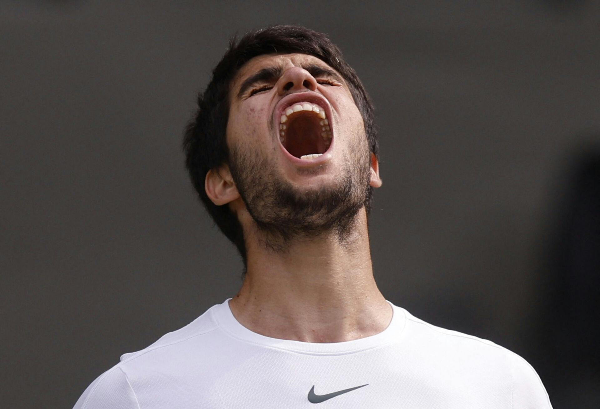 20-årige Carlos Alcaraz vinder Wimbledon efter en femsætsejr over Novak Djokovic.