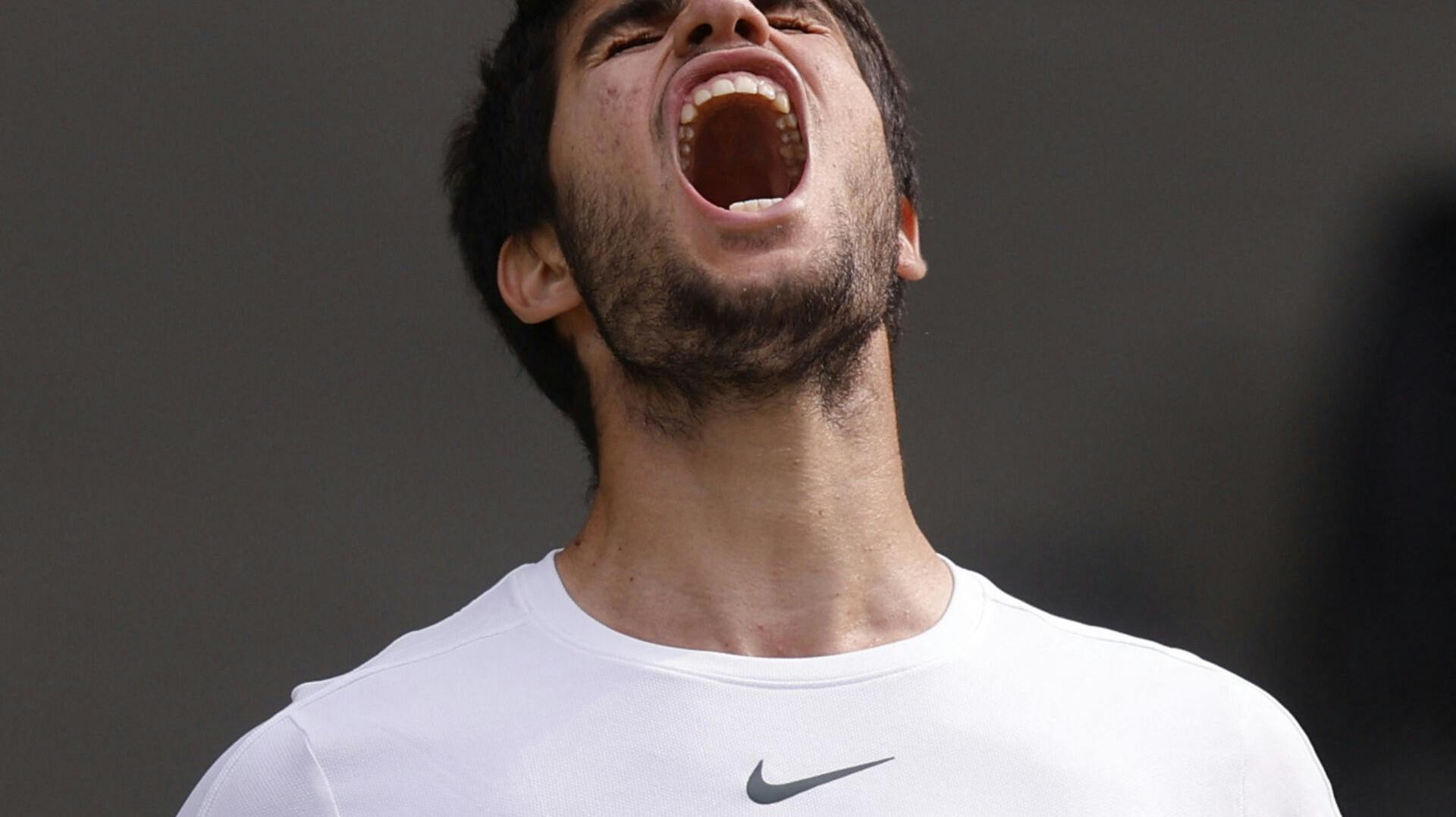 20-årige Carlos Alcaraz vinder Wimbledon efter en femsætsejr over Novak Djokovic.