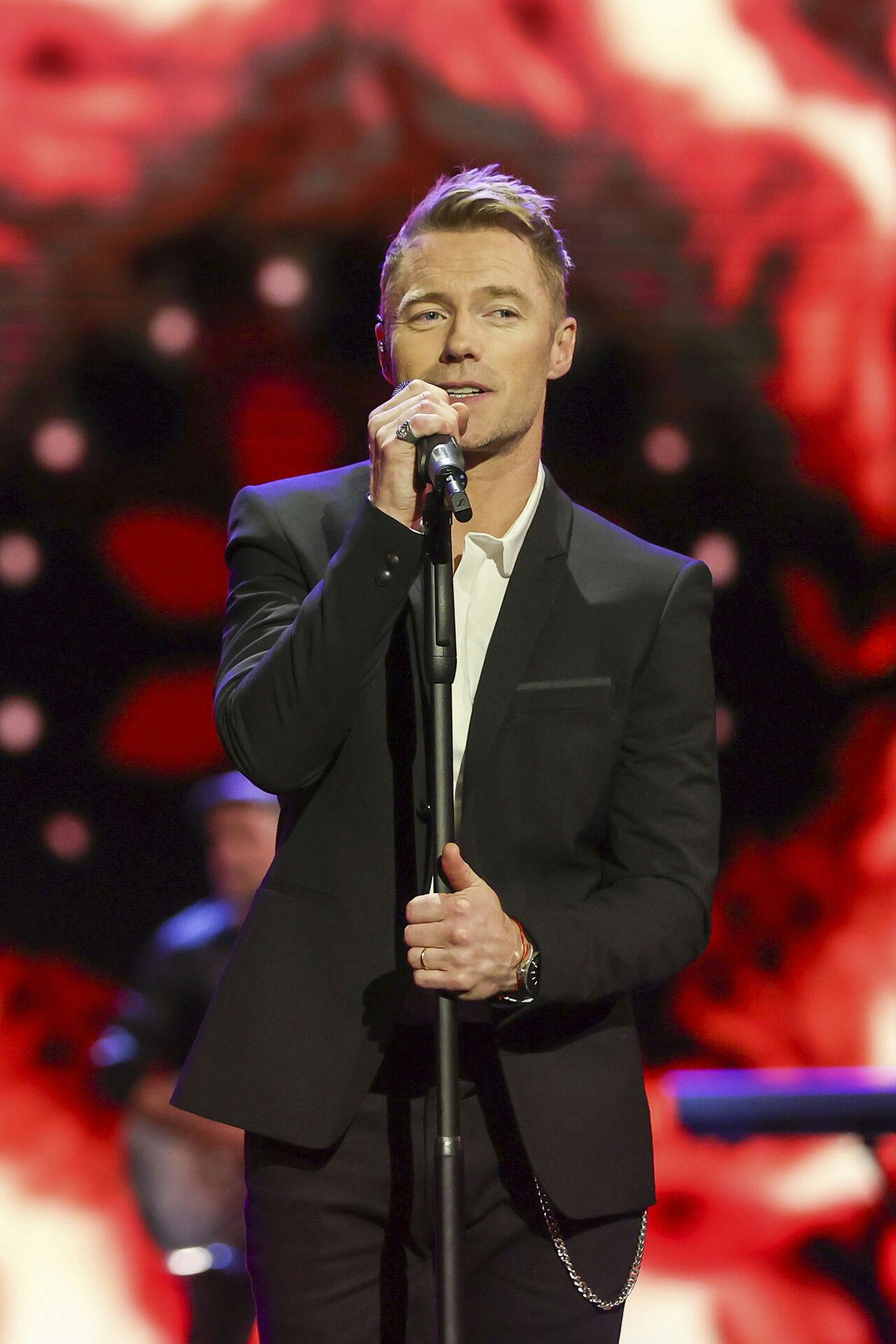 06 August 2020, Saxony, Leipzig: The Irish singer Ronan Keating sings in the Roland Kaiser Show with the title "Love can save us". Because of Corona only a few people were allowed into the studio. Photo by: Jan Woitas/picture-alliance/dpa/AP Images