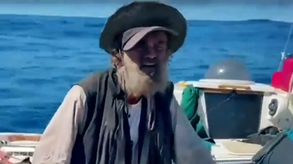 Tim Shaddock har drevet rundt på klodens største hav, Stillehavet, i mere end to måneder, hvor han har overlevet på af rå fisk og regnvan. Nu efterlyser han noget hvile og god mad for at komme sig.