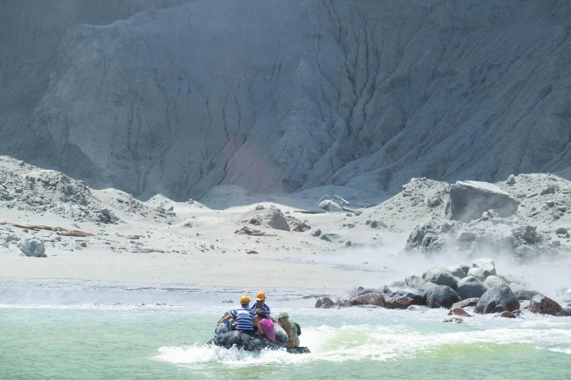 Tour guides evacuate tourists on a boat shortly after the volcano eruption on White Island, New Zealand December 9, 2019 in this picture obtained from social media. Mindst en person er omkommet, flere turister er meldt sårede, og dødstallet frygtes at stige, efter at en vulkan mandag gik i udbrud i New Zealand. Det skriver Ritzau, mandag den 9. december 2019.. (Foto: @SCH/Ritzau Scanpix)
