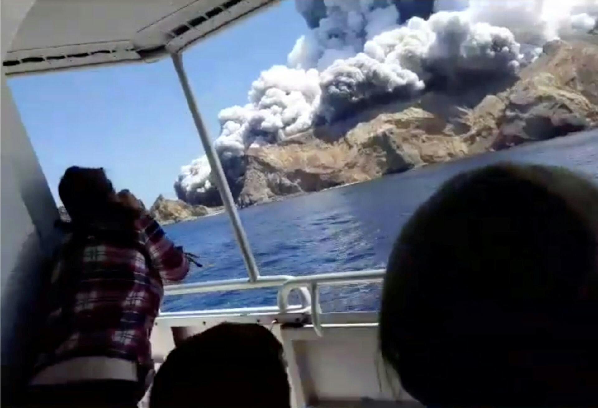 Fra en nærliggende båd kunne turisterne se vulkanen gå i udbrud.
