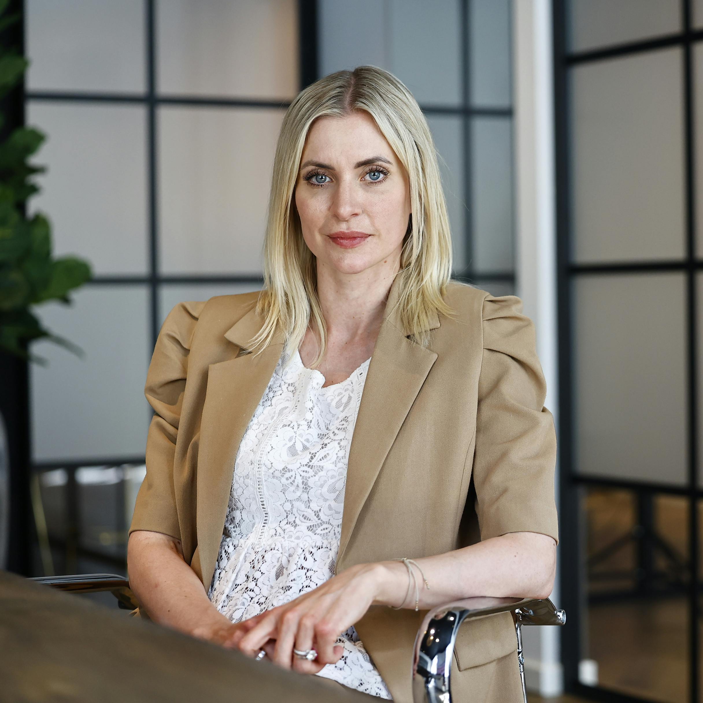 Rie LeClaire fortryder, at hun indgik et samarbejde med Cecilie Hother.