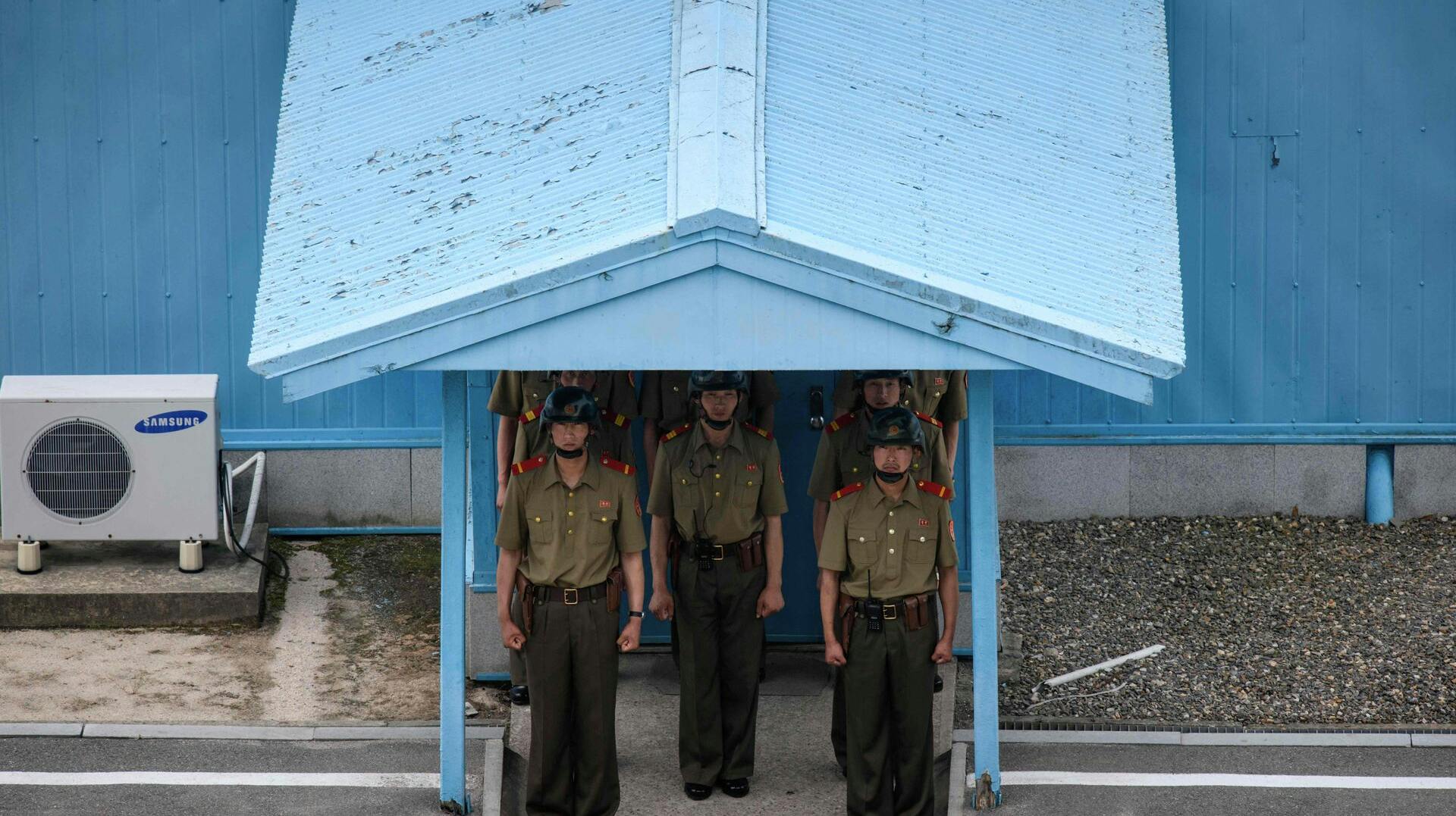 En amerikansk statsborger menes at være tilbageholdt i Nordkorea, efter han krydsede grænsen uden tilladelse.