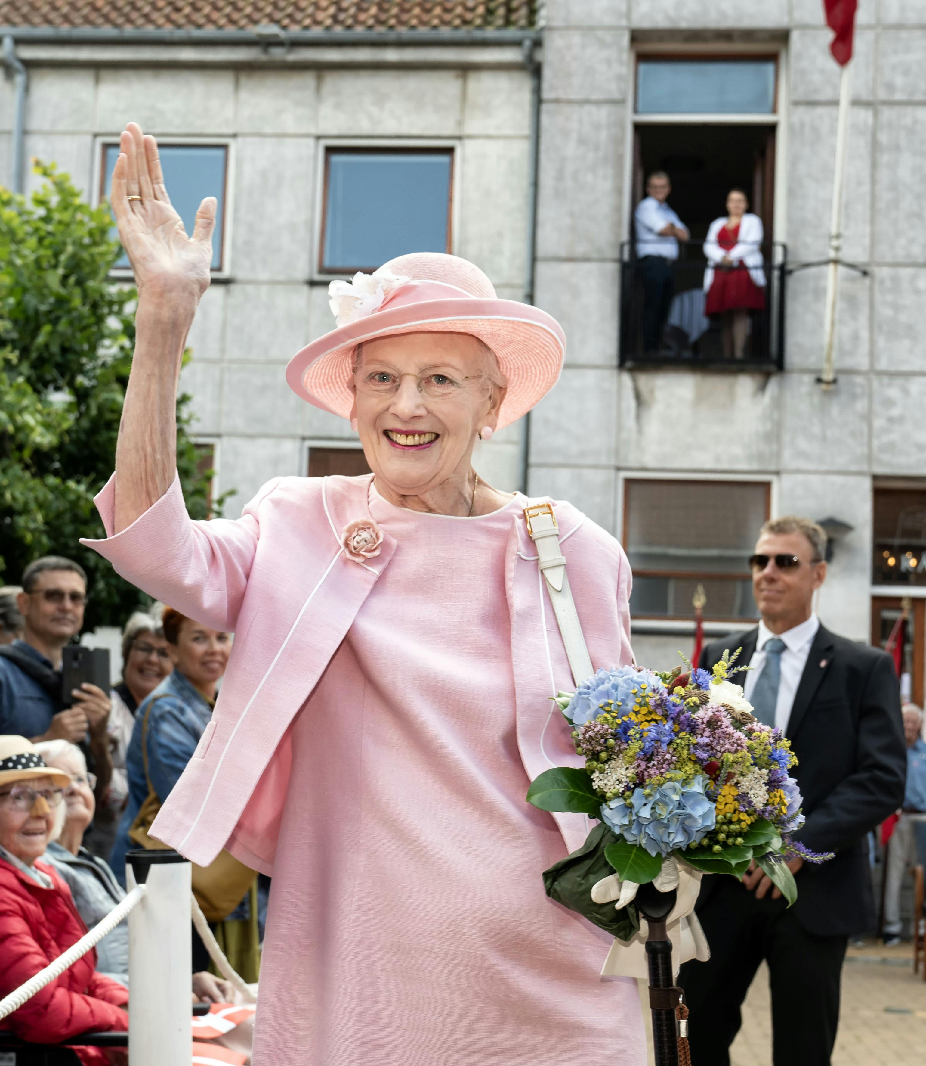 OPGAVE: Dronning Margrethe modtages officielt af Sønderborg kommune.STED: Gråsten torvJOURNALIST: Ulrik UlrikseFOTOGRAF: Hanne JuulDATO: 20230718