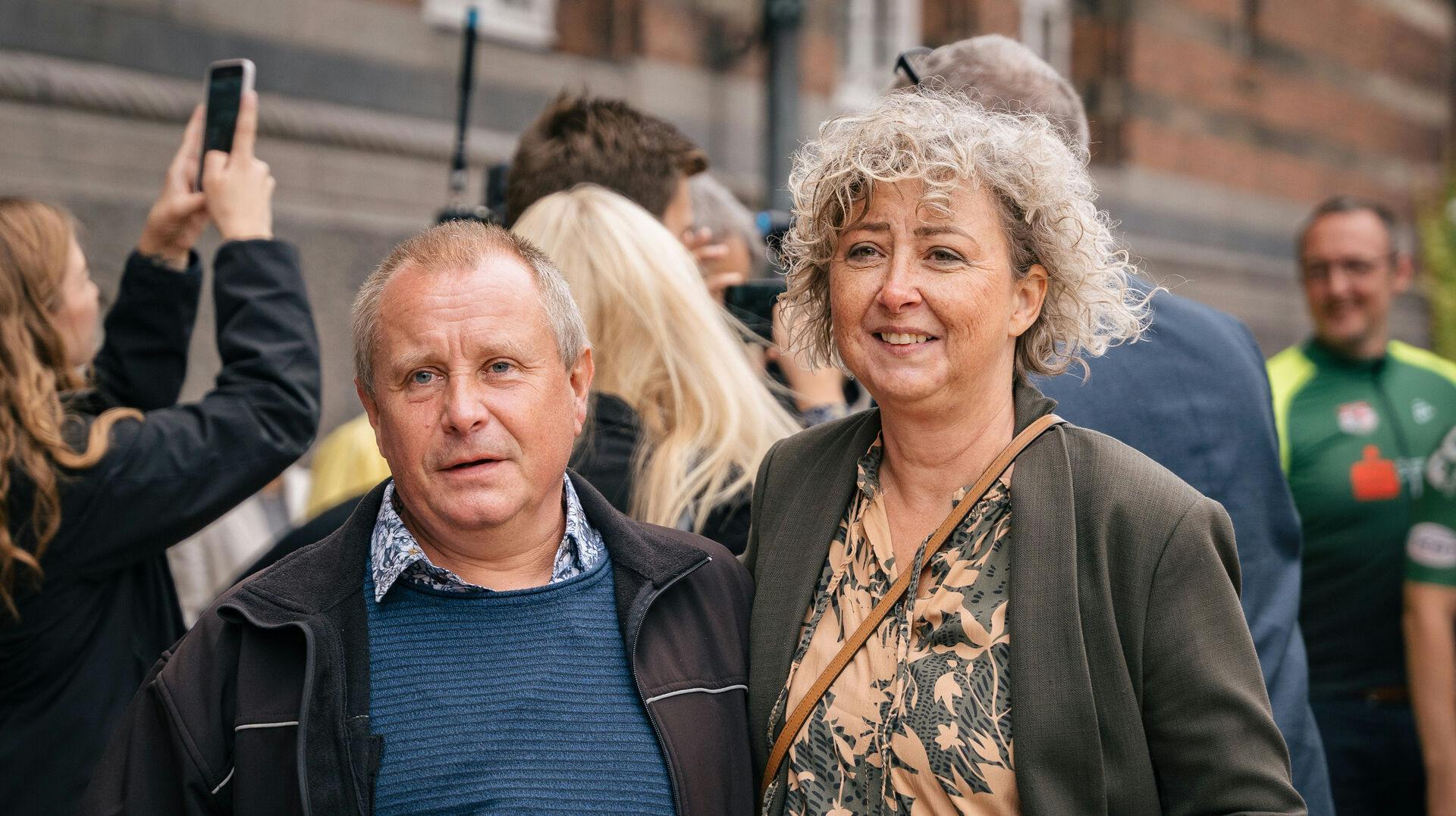 Claus og Karina Vingegaard Rasmussen følger intenst med. Her ses de sidste år, hvor sønnen vandt Touren. 