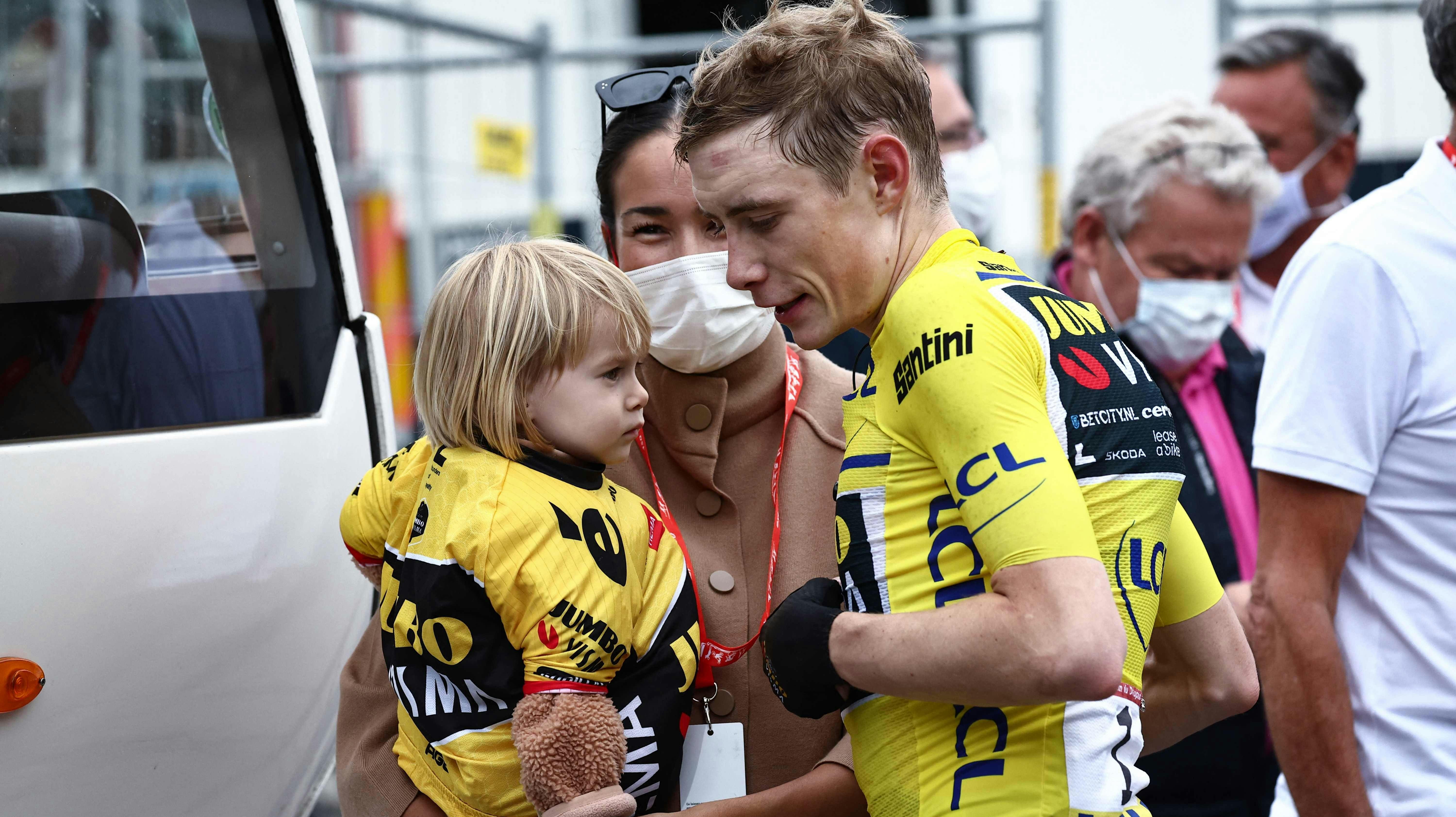 Jonas Vingegaard kan sammen konen Trine og datteren Frida være på vej væk fra det flade danske land.