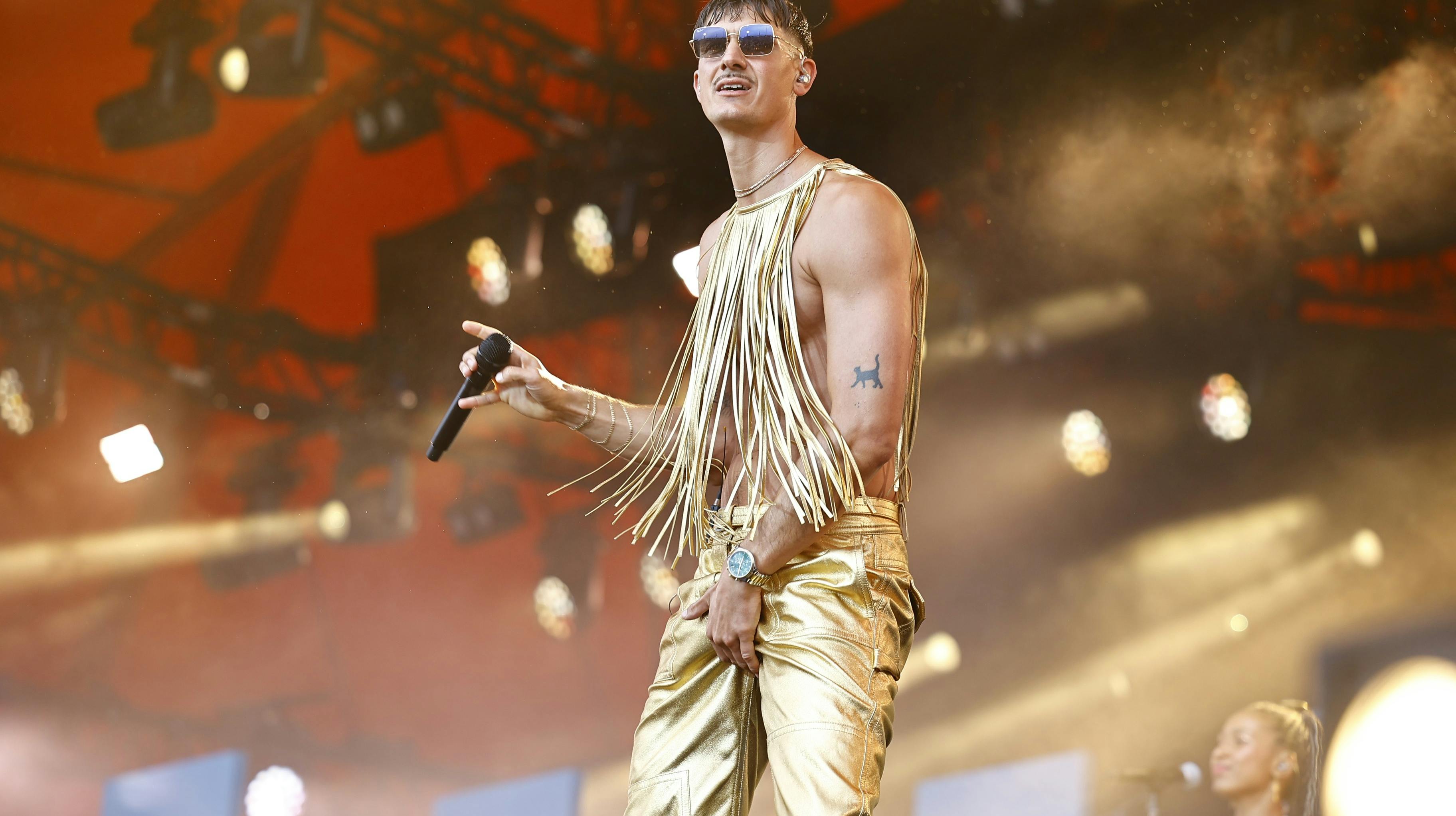 I 2021 fik danskerne så småt kendskab til Tobias Rahim – nu vælter folk og fans over hinanden ved koncerterne riget rundt.