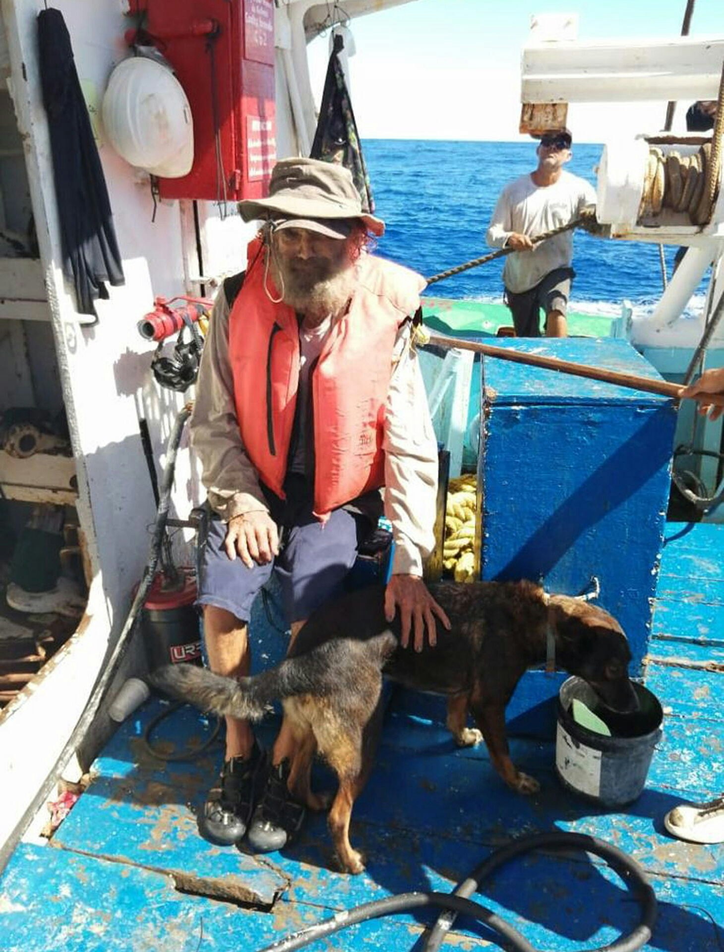 Strandet til søs måneder: Nu er Timothy Lyndsay Shaddock og hunden Bella i land | SE og HØR