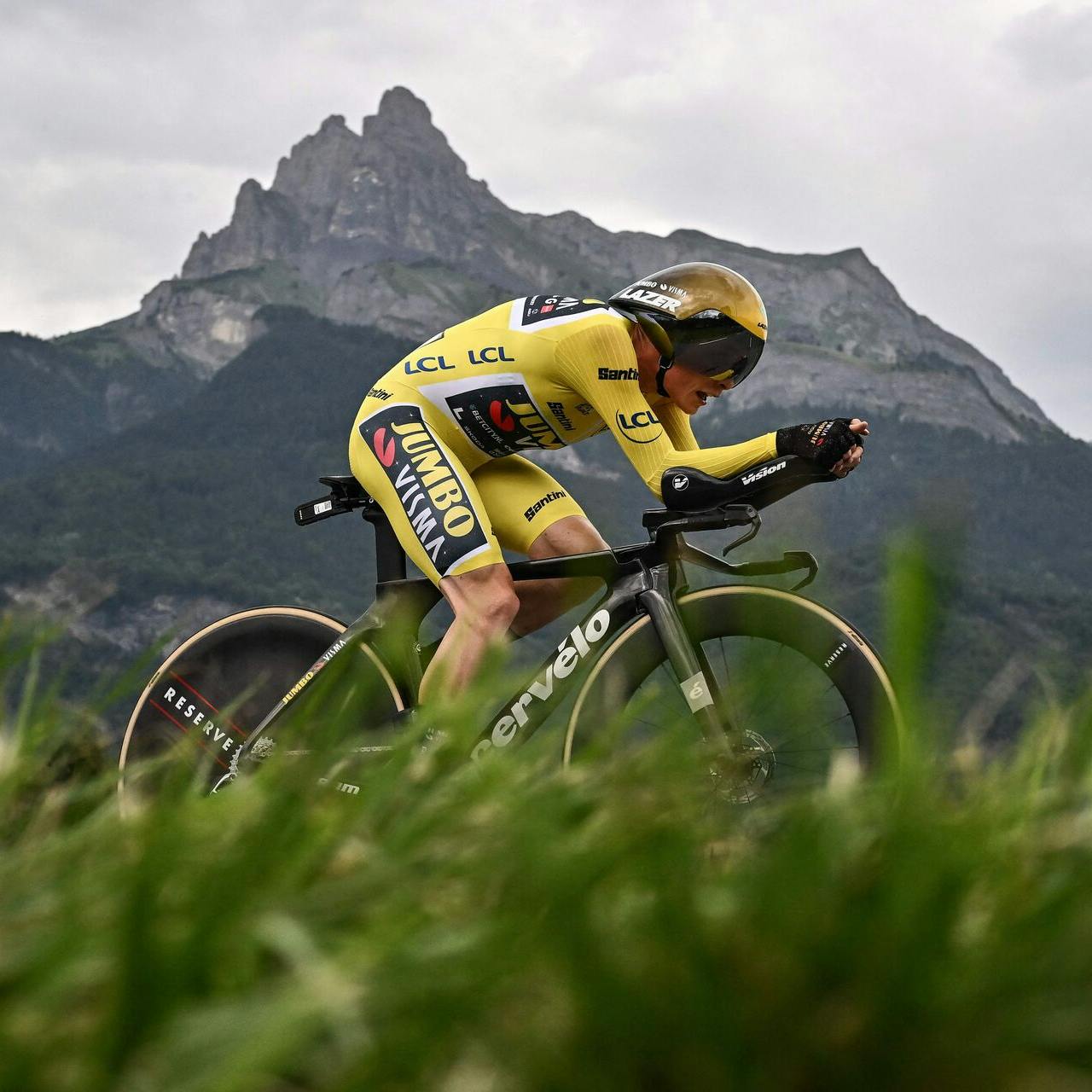TOPSHOT - Jumbo-Visma's Danish rider Jonas Vingegaard wearing the overall leader's yellow jersey cycles during the 16th stage of the 110th edition of the Tour de France cycling race, 22 km individual time trial between Passy and Combloux, in the French Alps, on July 18, 2023. (Photo by Marco BERTORELLO / AFP)