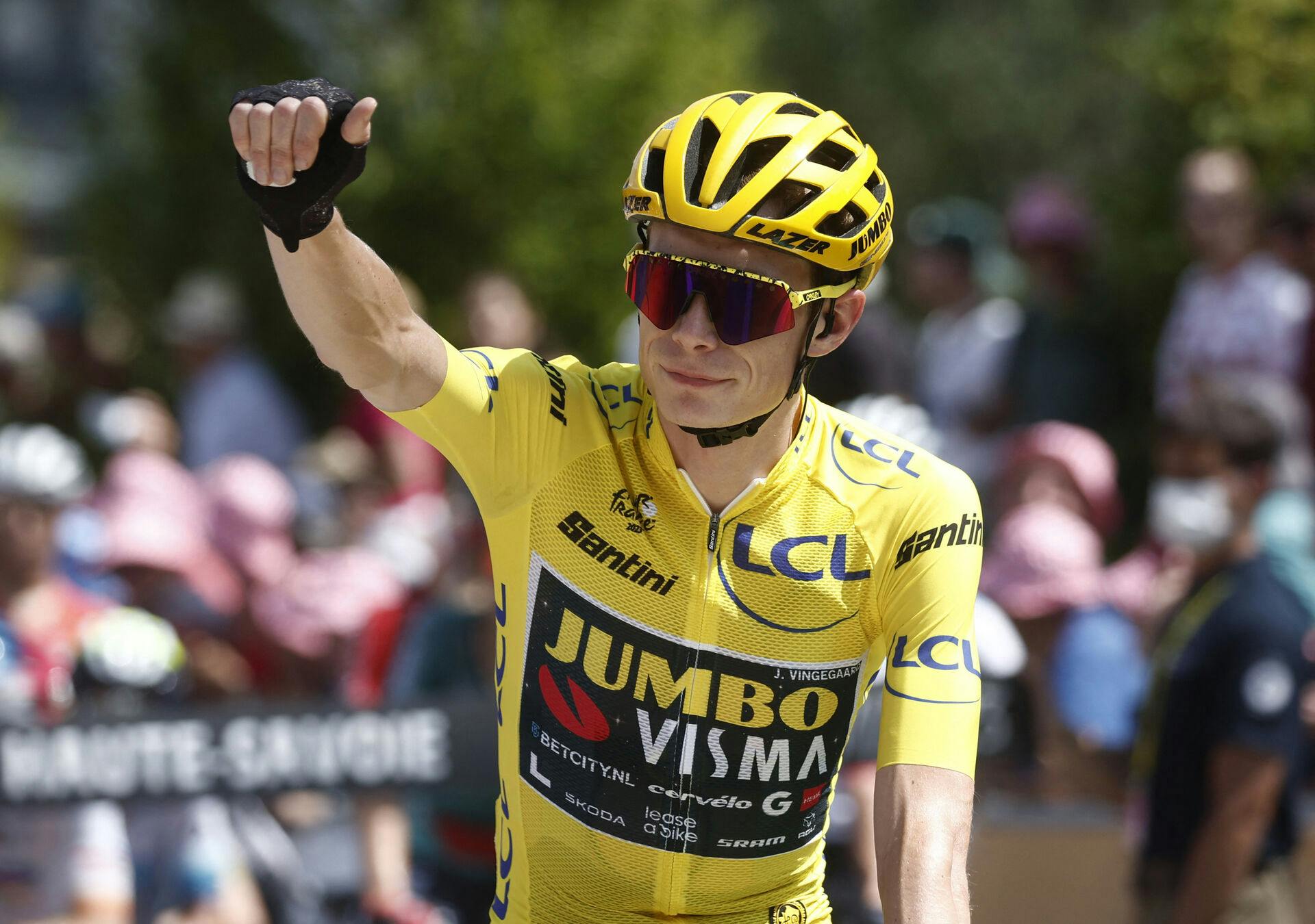 Cycling – Tour de France – Stage 17 – Saint-Gervais Mont Blanc to Courchevel – France – July 19, 2023 Team Jumbo-Visma's Jonas Vingegaard wearing the yellow jersey acknowledges spectators ahead of stage 17 REUTERS/Benoit Tessier