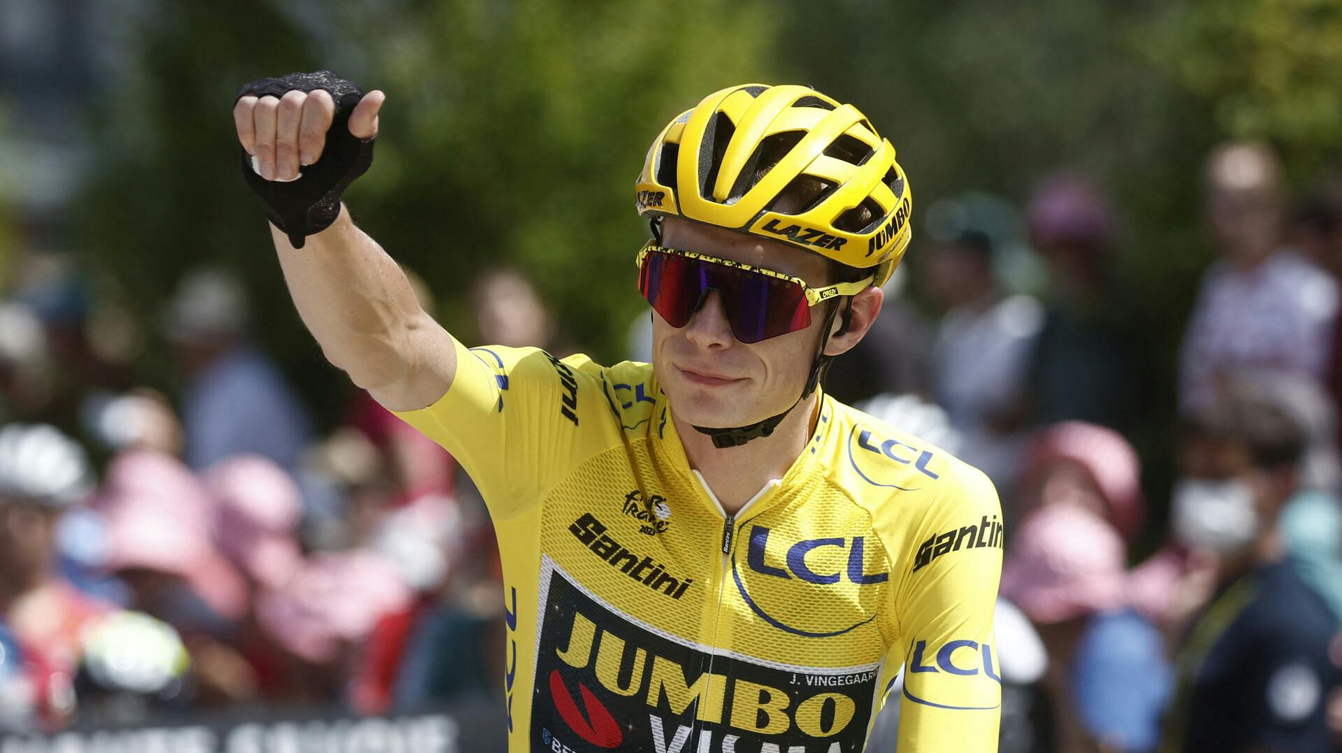 Cycling – Tour de France – Stage 17 – Saint-Gervais Mont Blanc to Courchevel – France – July 19, 2023 Team Jumbo-Visma's Jonas Vingegaard wearing the yellow jersey acknowledges spectators ahead of stage 17 REUTERS/Benoit Tessier