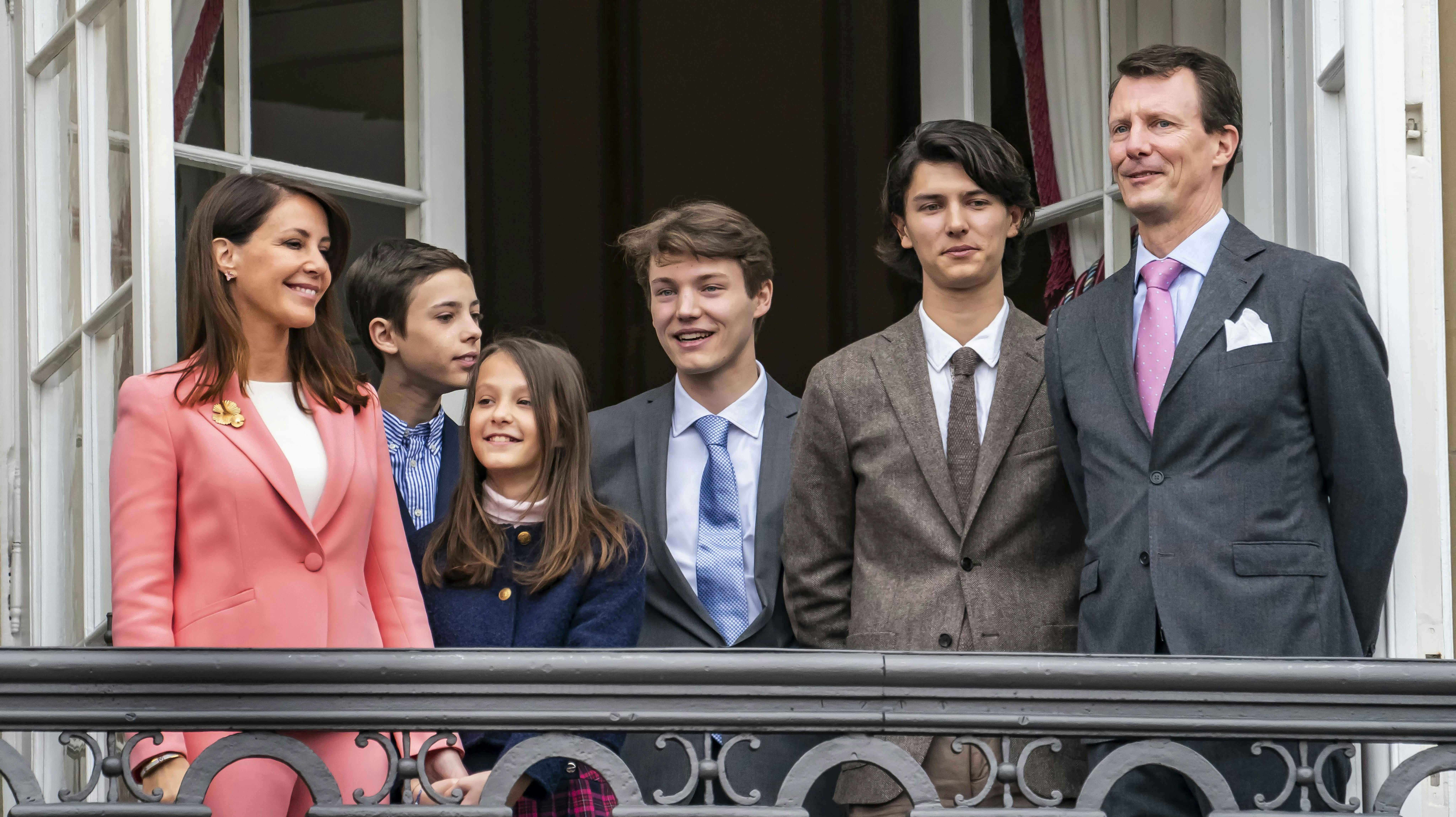 Grev Felix (i midten, red.) bliver 21 år på lørdag.