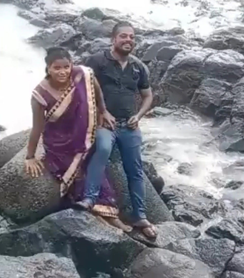 Øjeblikket inden det ender fatalt, da en bølge skyller over det indiske ægtepar