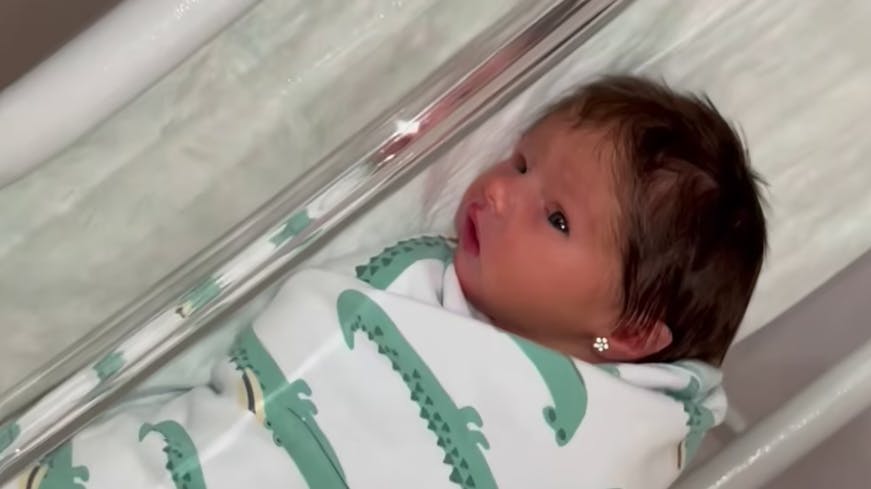 De små øreringe på den nyfødte baby fik folk i en ophedet diskussion på tiktok. For er det egentlig okay at pierce små børn?