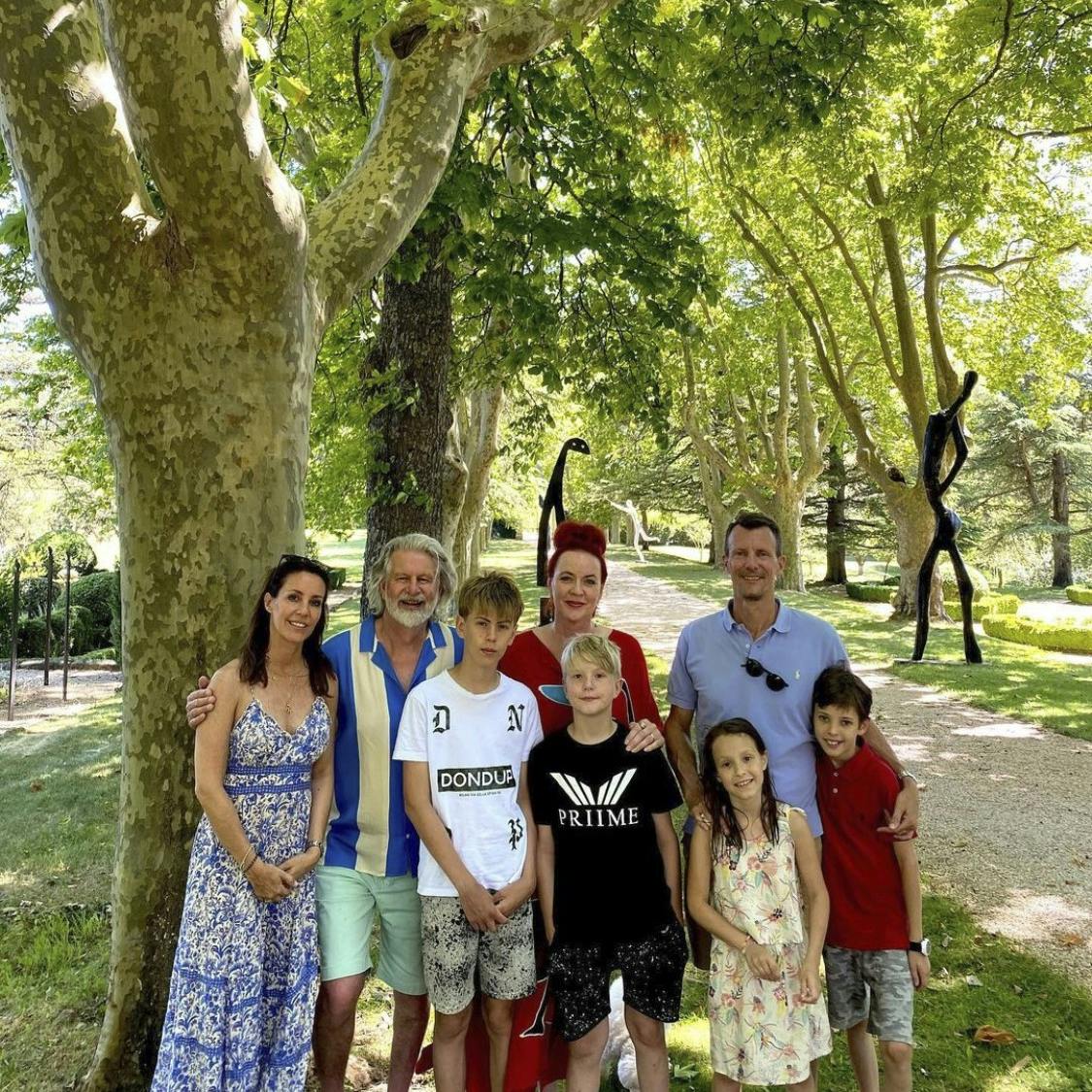 De to familier stillede op til foto, da Joachim, 54, og Marie, 47, besøgte Lauritz.com-vennernes franske vinslot, Château Vignelaure.