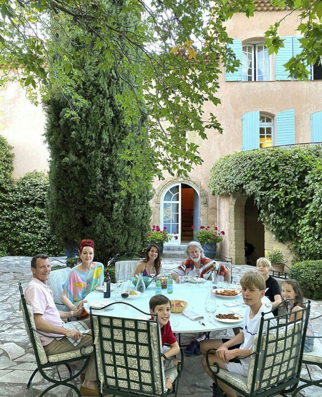 Mette Sundstrøm hyldede sine royale venner, da hun lagde frokostbilledet her på Instagram: - Tak for en mindeværdig miniferie på vores Château Vignelaure og for venskab på tværs af generationer.