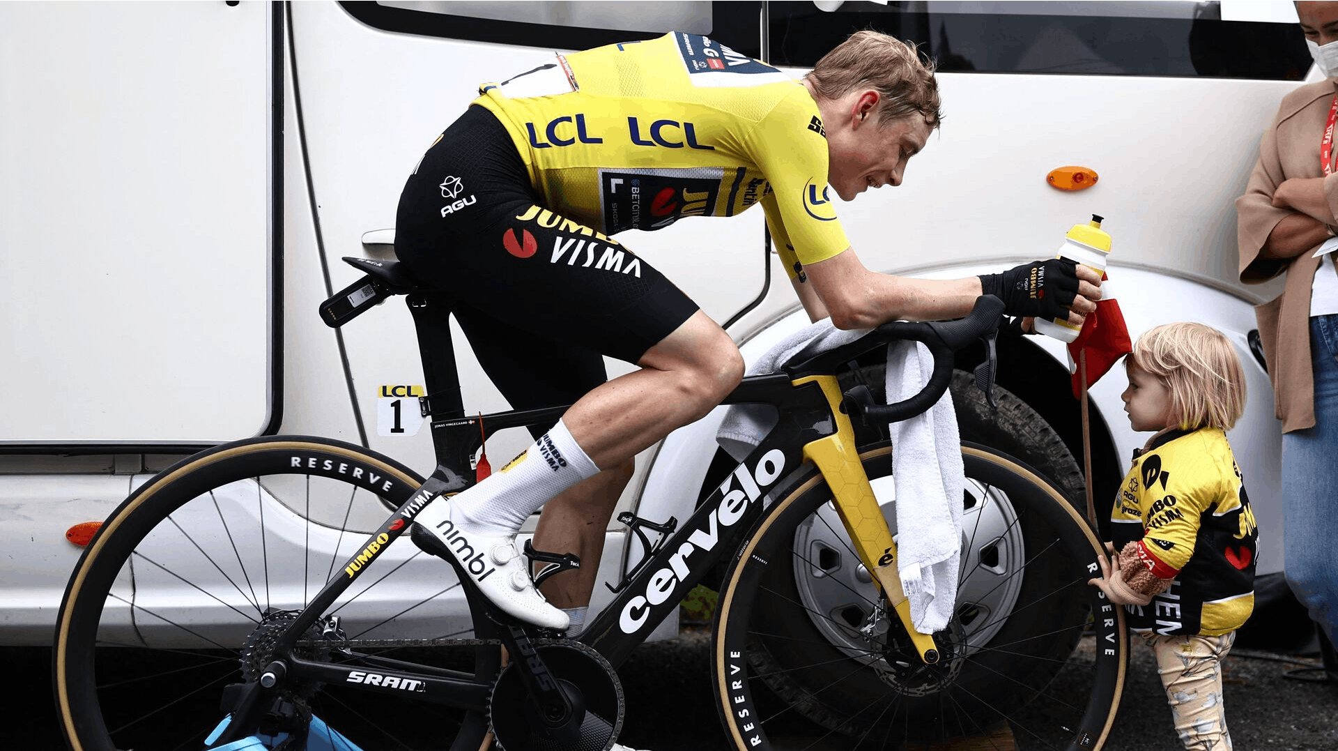 Hverken Jonas Vingegaard eller datteren Frida doper sig, forsikrer han nu i sit forsvar på spørgsmålene, om han har taget noget ulovligt for at være så god.