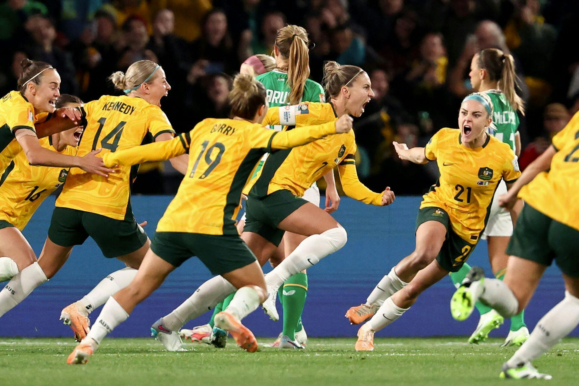 Australien fejrer målet mod Irland. 