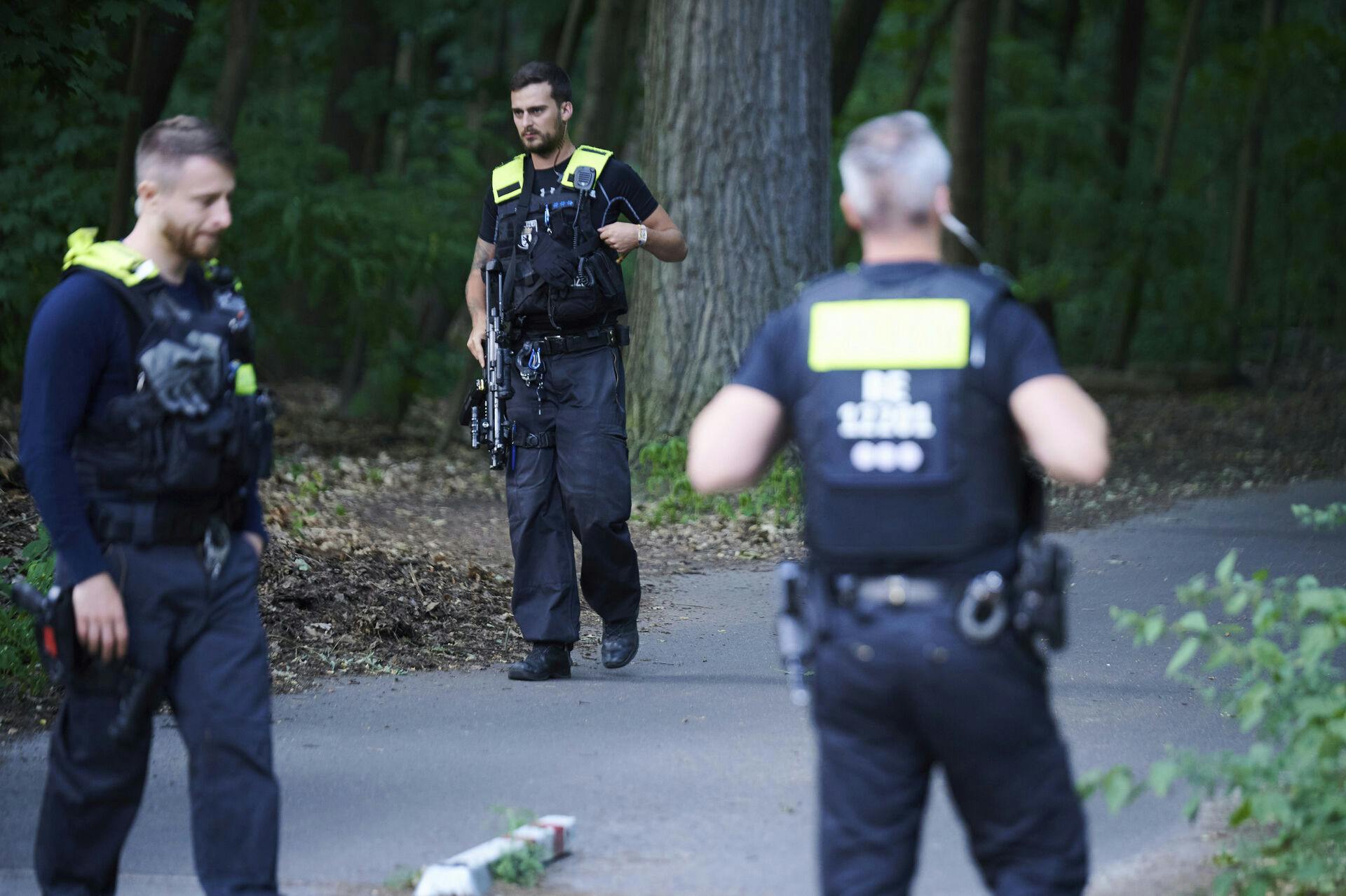 Politiet er til stede i området med maskinpistoler.