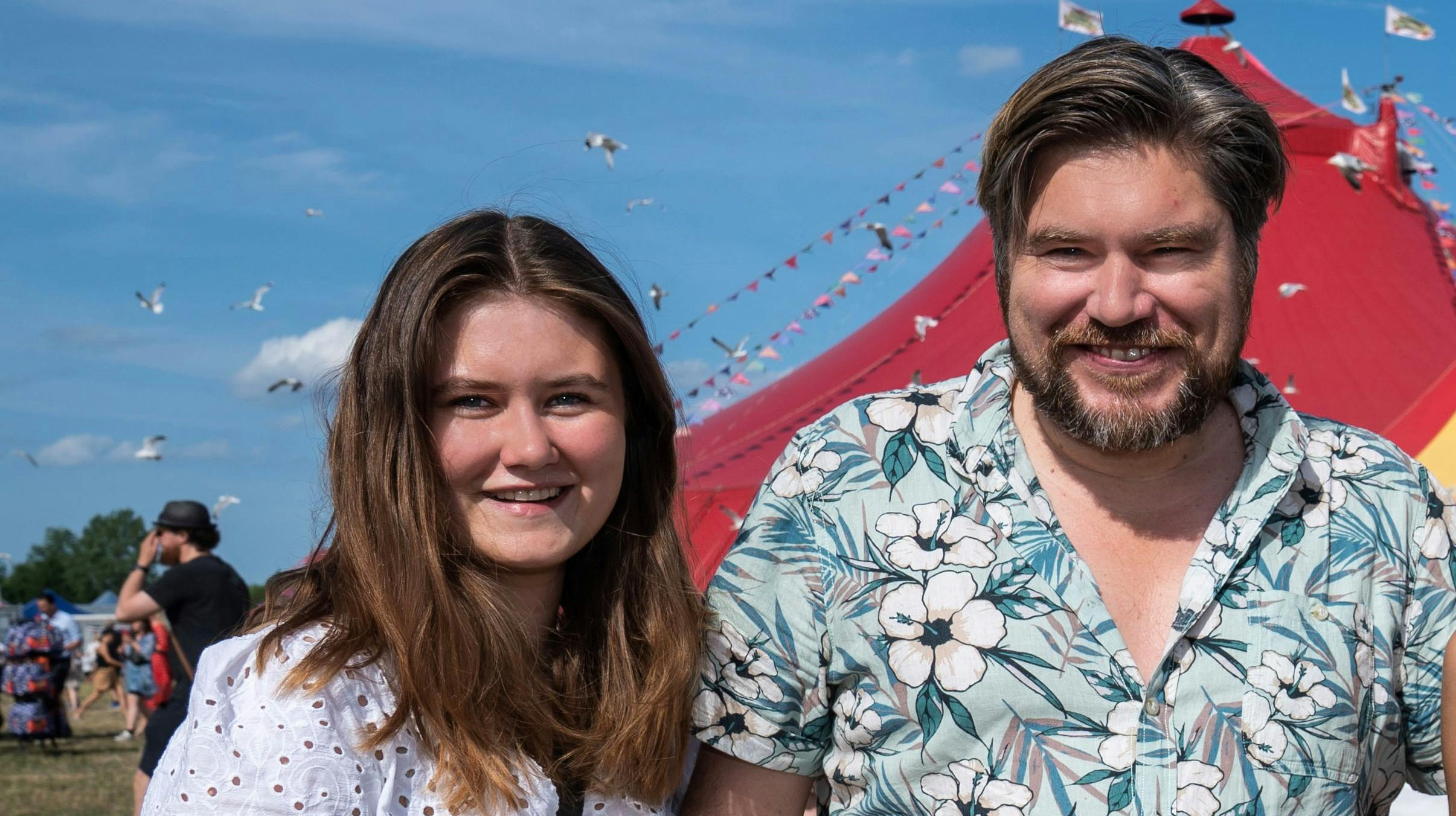 Det er ikke kun farmand, der gør sig inden for tv-branchen. Også Rasmus Bjergs ældste datter ser ud til at være glad for kameraet.