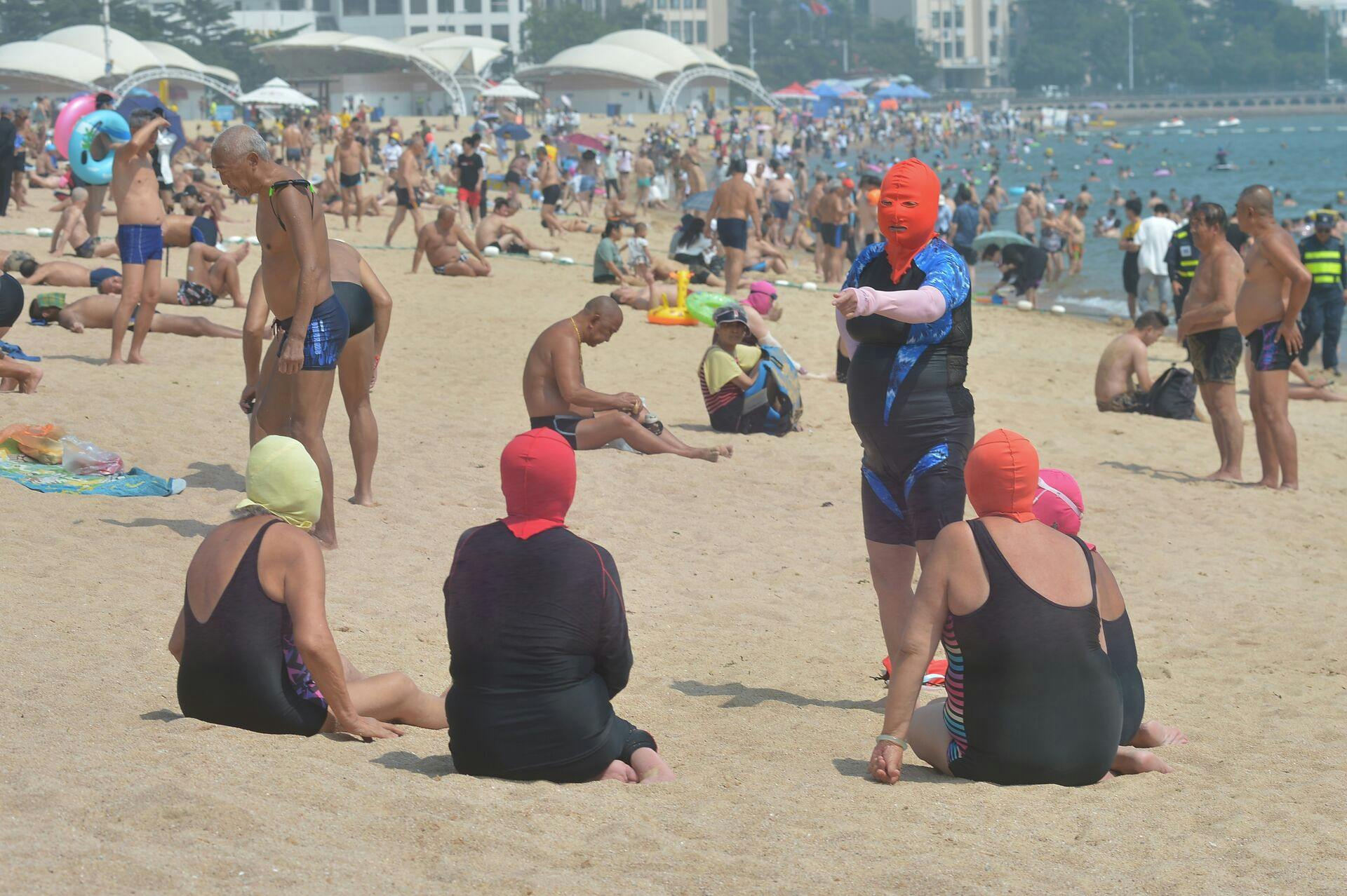 Kvinder, der har "facekinier" på under varme himmelstrøg.
