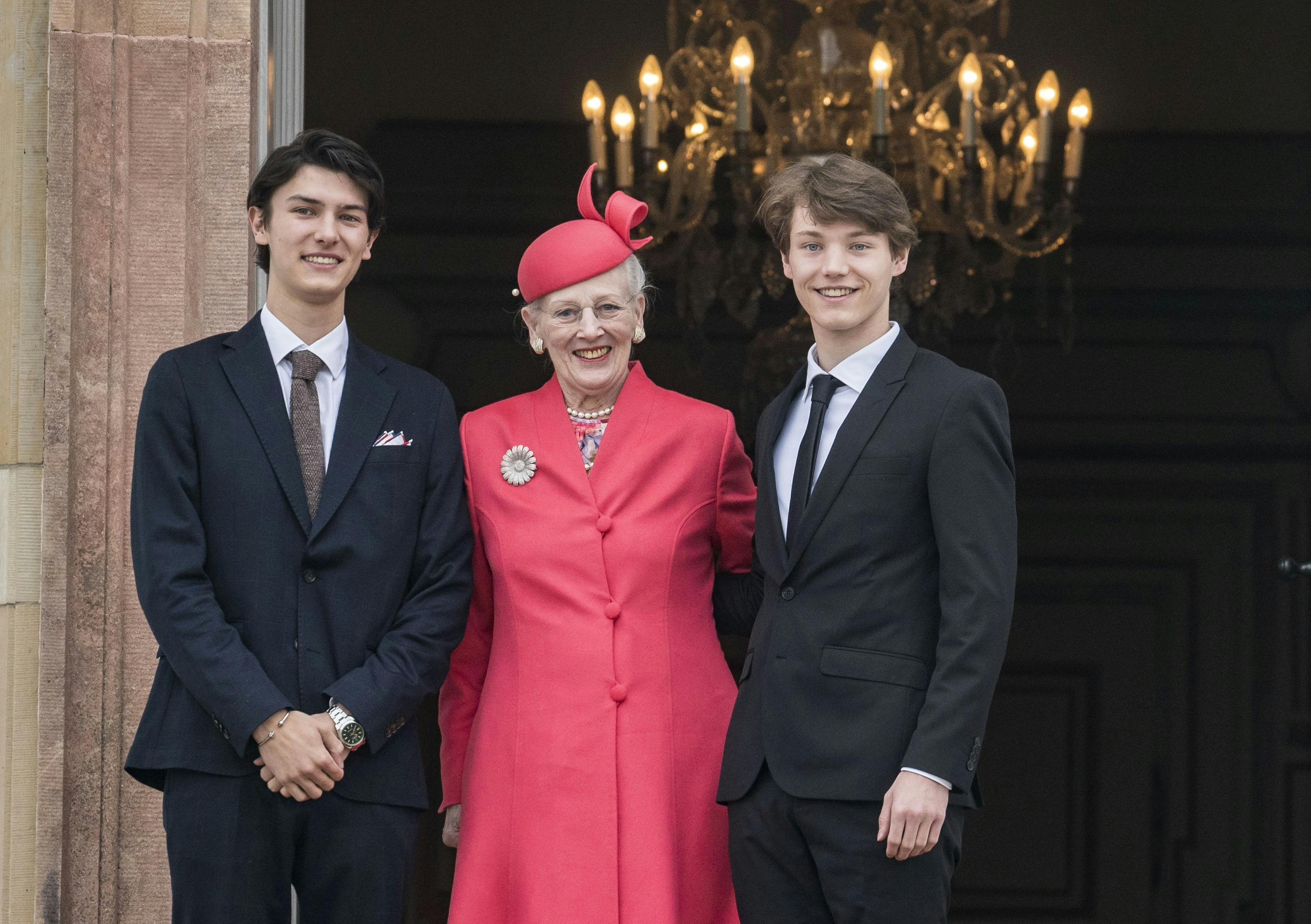 Joachims ældste søn baner vejen for sine søskende, der selv skal finde deres vej i livet, efter at de er blevet smidt ud af kongehuset.