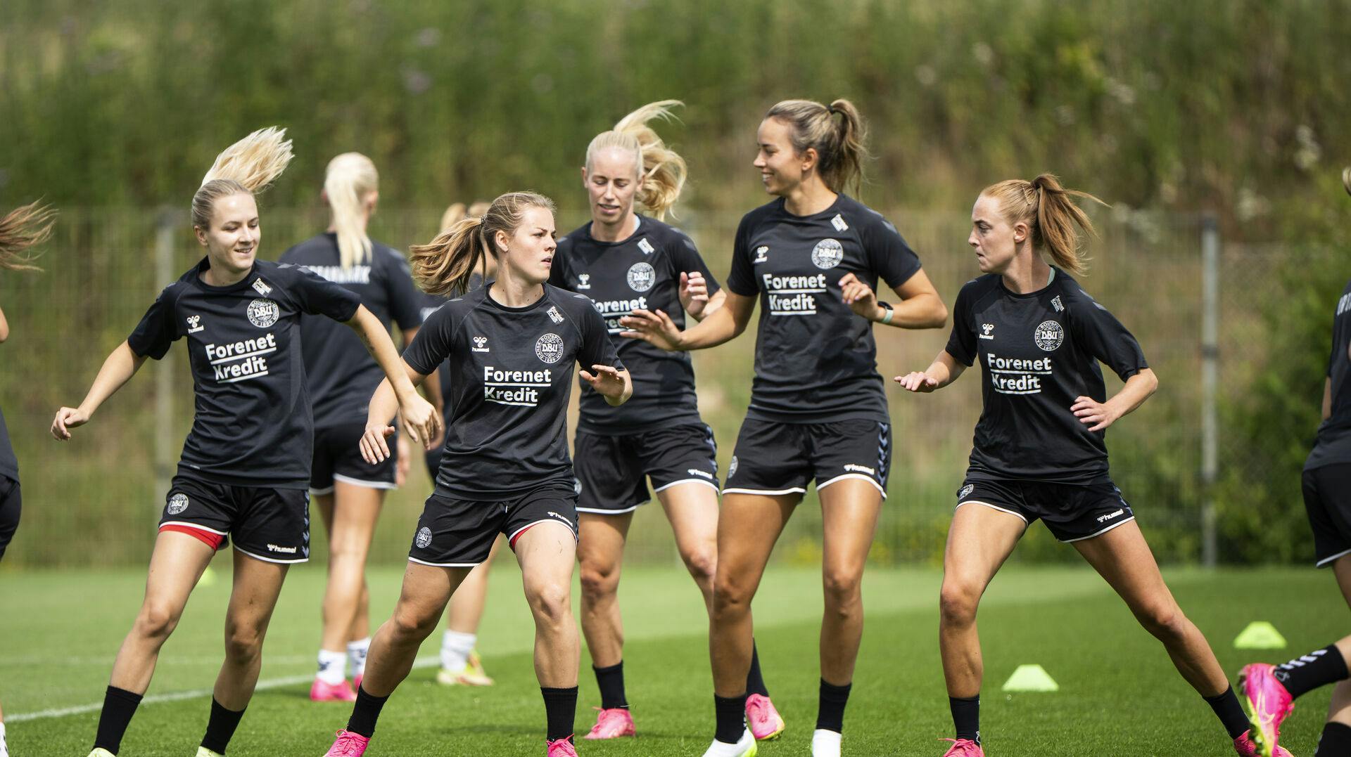 De danske fodboldkvinder har fået en særlig hilsen fra kronprinsparret.