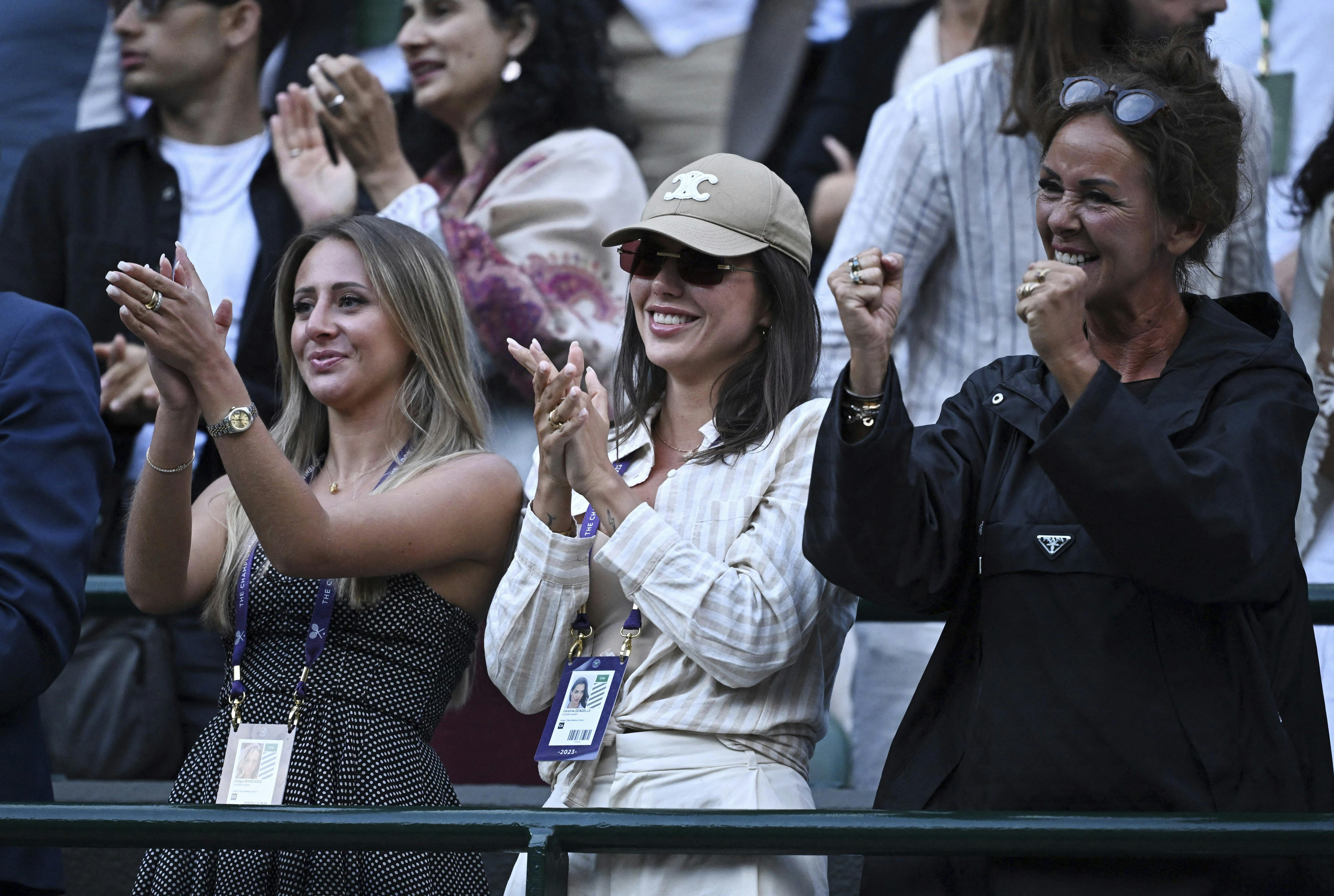 Det blev hurtigt en fast opstilling på Wimbledon-anlægget, når Holger spillede: Hans mor Aneke Rune satte sig med Caroline Donzella ved sin side. Hun blev så flankeret af Allegra Marchisio.