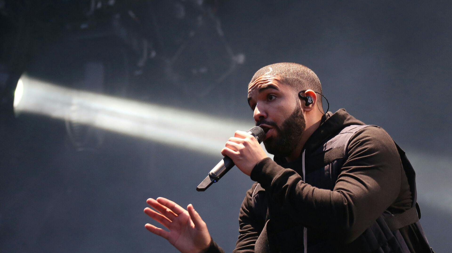 Drake var ikke glad for, at en fan kastede en vape på scenen, mens han optrådte.