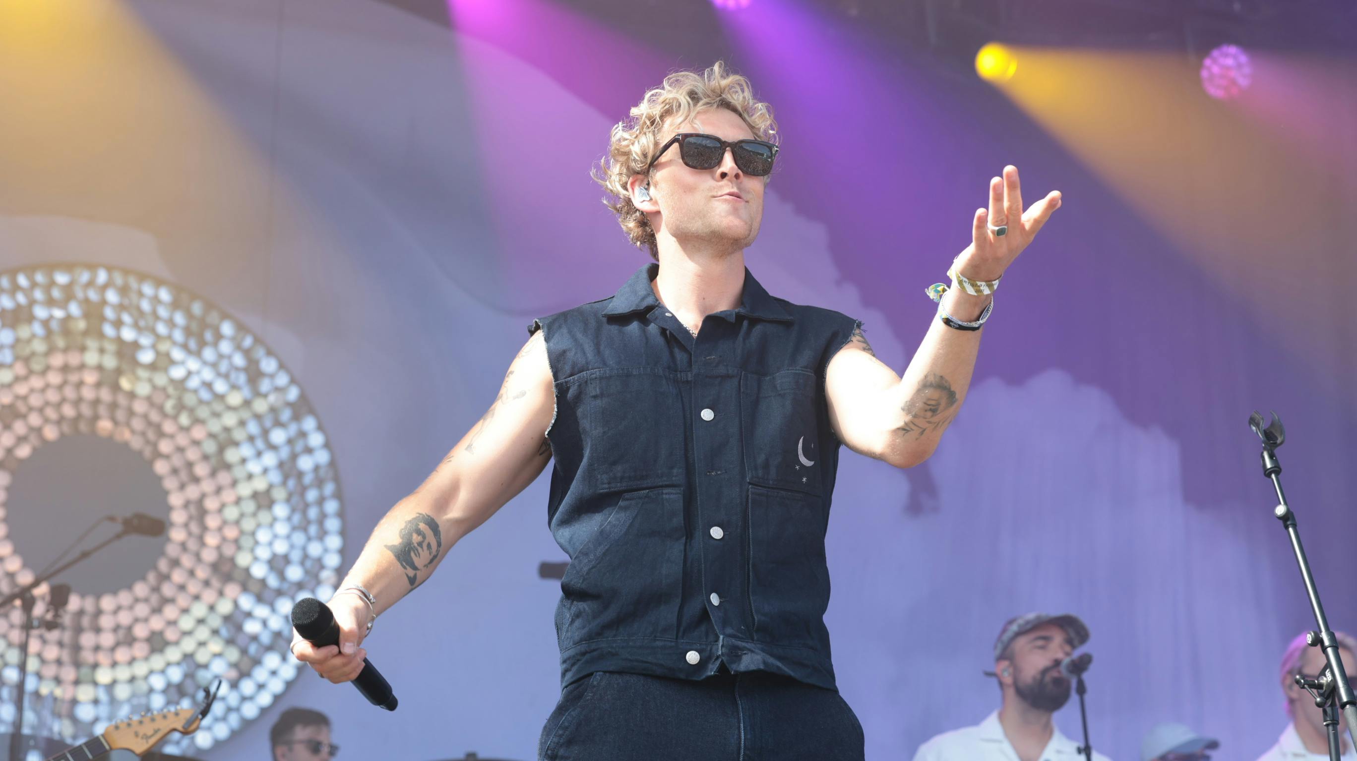 Solen skinnede endelig over Musik i lejet, da Christopher trådte ind på scenen.