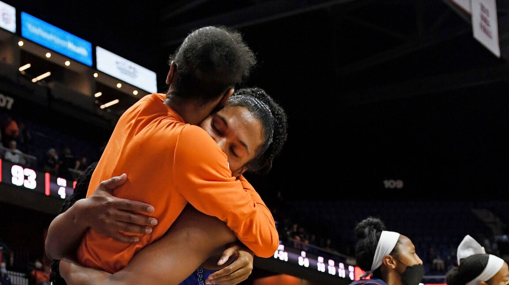 Connecticut Sun-holdkammeraterne DeWanna Bonner og Alyssa Thomas er blevet forlovet. 
