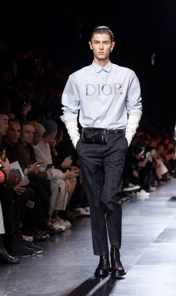 Grev Nikolai, 23, vil nu tjene penge på Instagram ved at reklamere for brands og produkter. Han har allerede lavet modelarbejde for de store brands – her på catwalken for Dior.