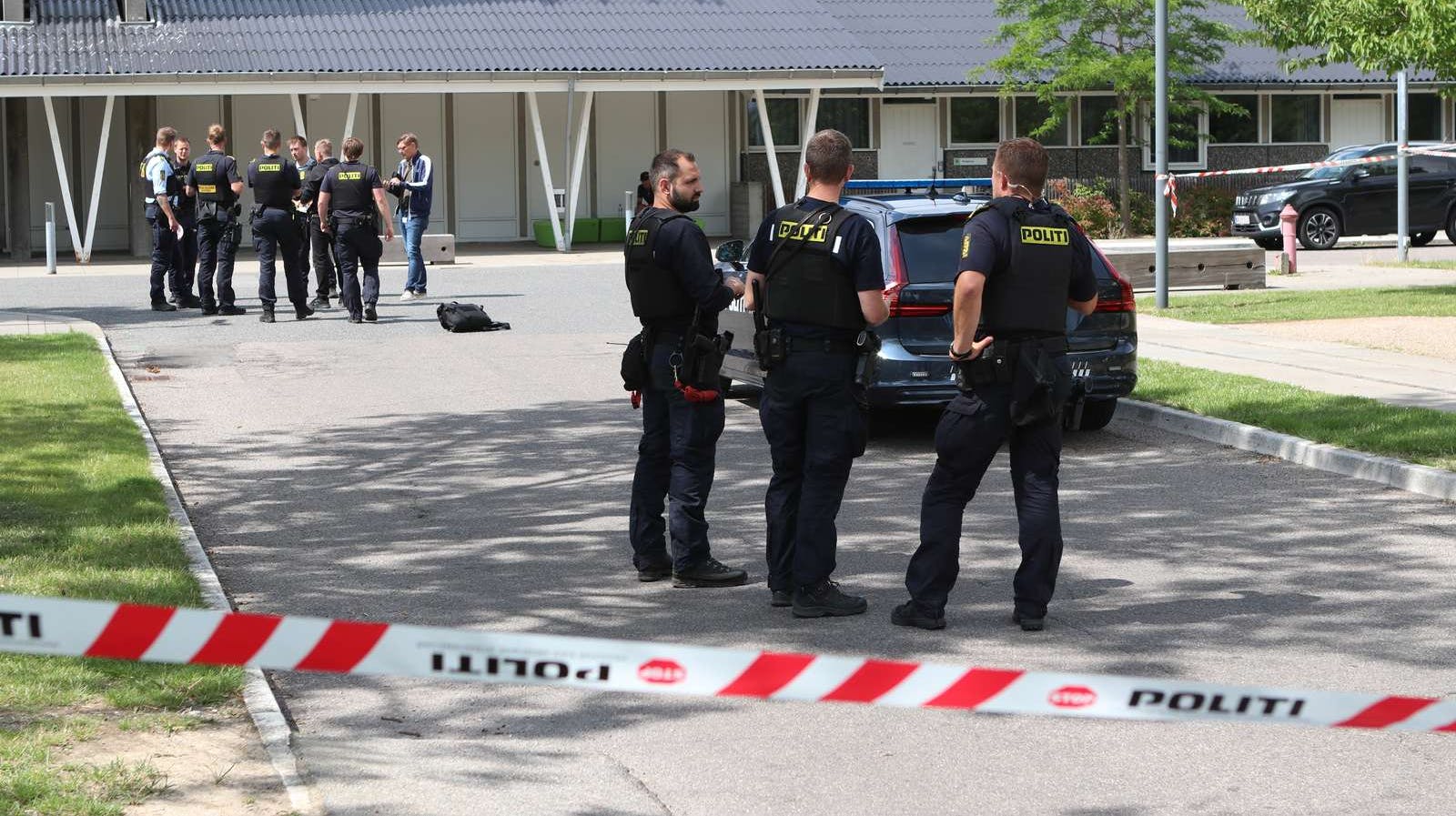 En mand er fredag anholdt, i forbindelse med at tre personer har fået knivlæsioner ved et psykiatrisk center.