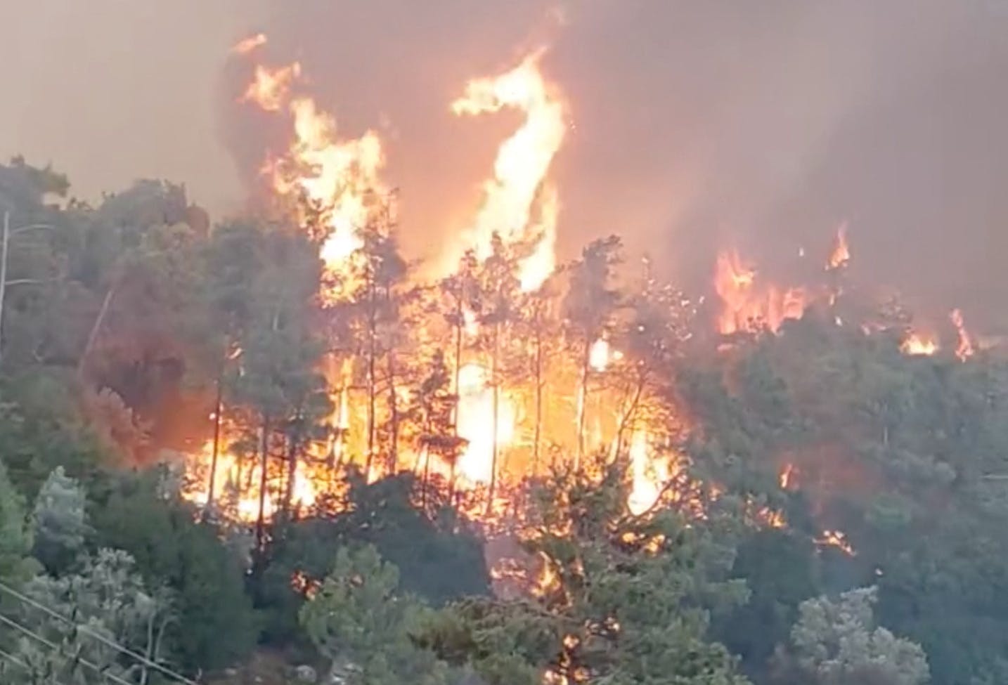 Danske turister advares nu imod naturbranden, der spreder sig på Rhodos. 