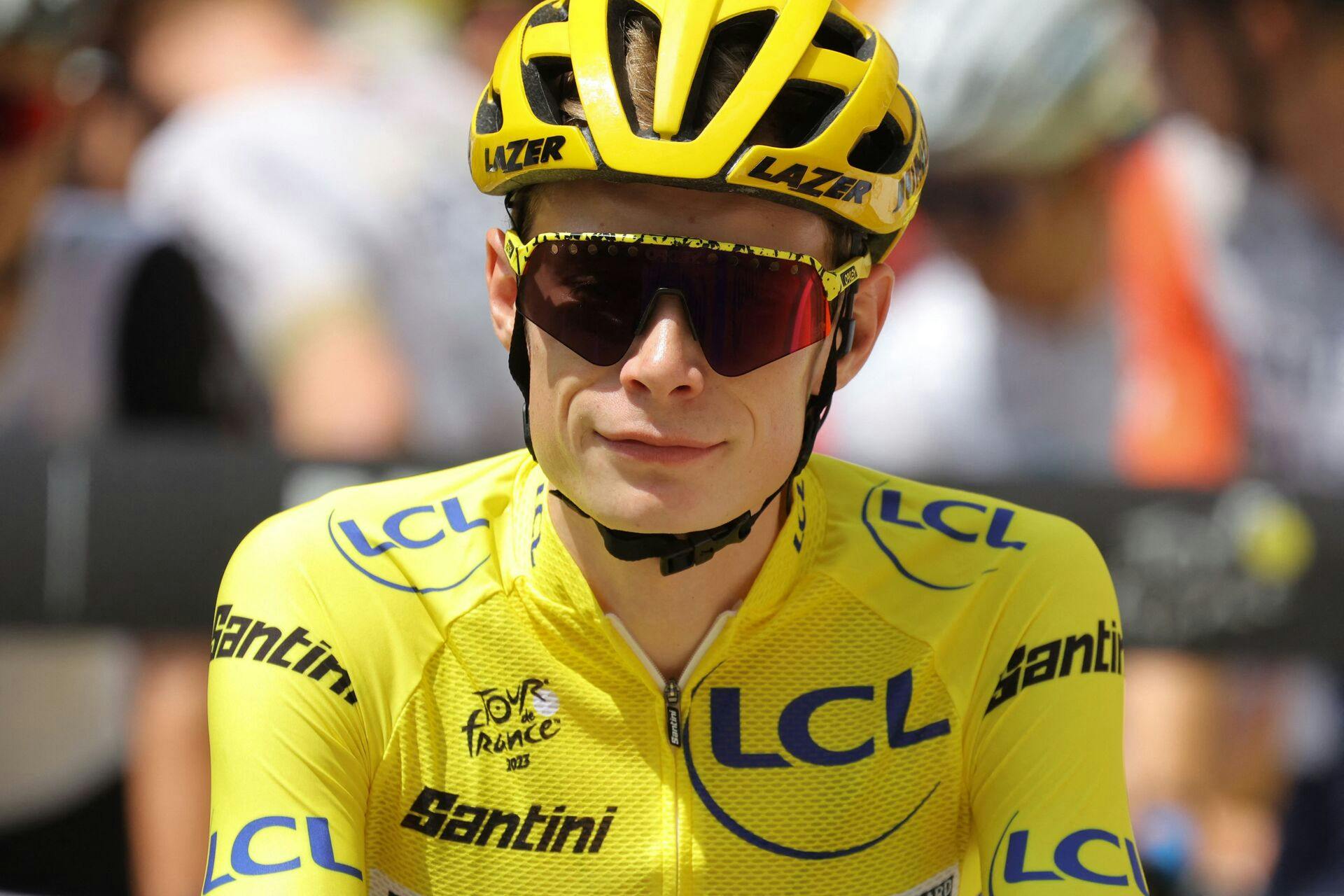 Der er god grund til at smile, hvis man hedder Jonas Vingegaard. Han skal nemlig køre i den gule førertrøje ved søndagens sidste etape af Tour de France.