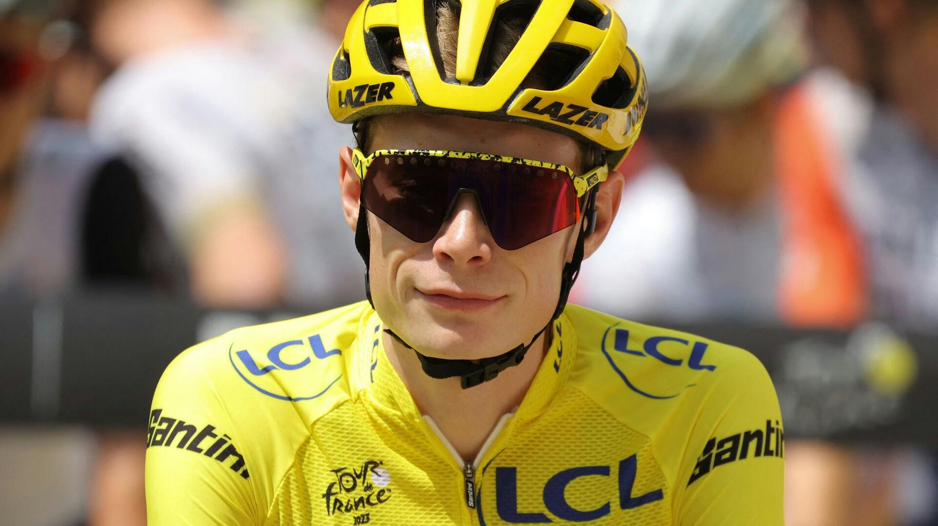 Der er god grund til at smile, hvis man hedder Jonas Vingegaard. Han skal nemlig køre i den gule førertrøje ved søndagens sidste etape af Tour de France.