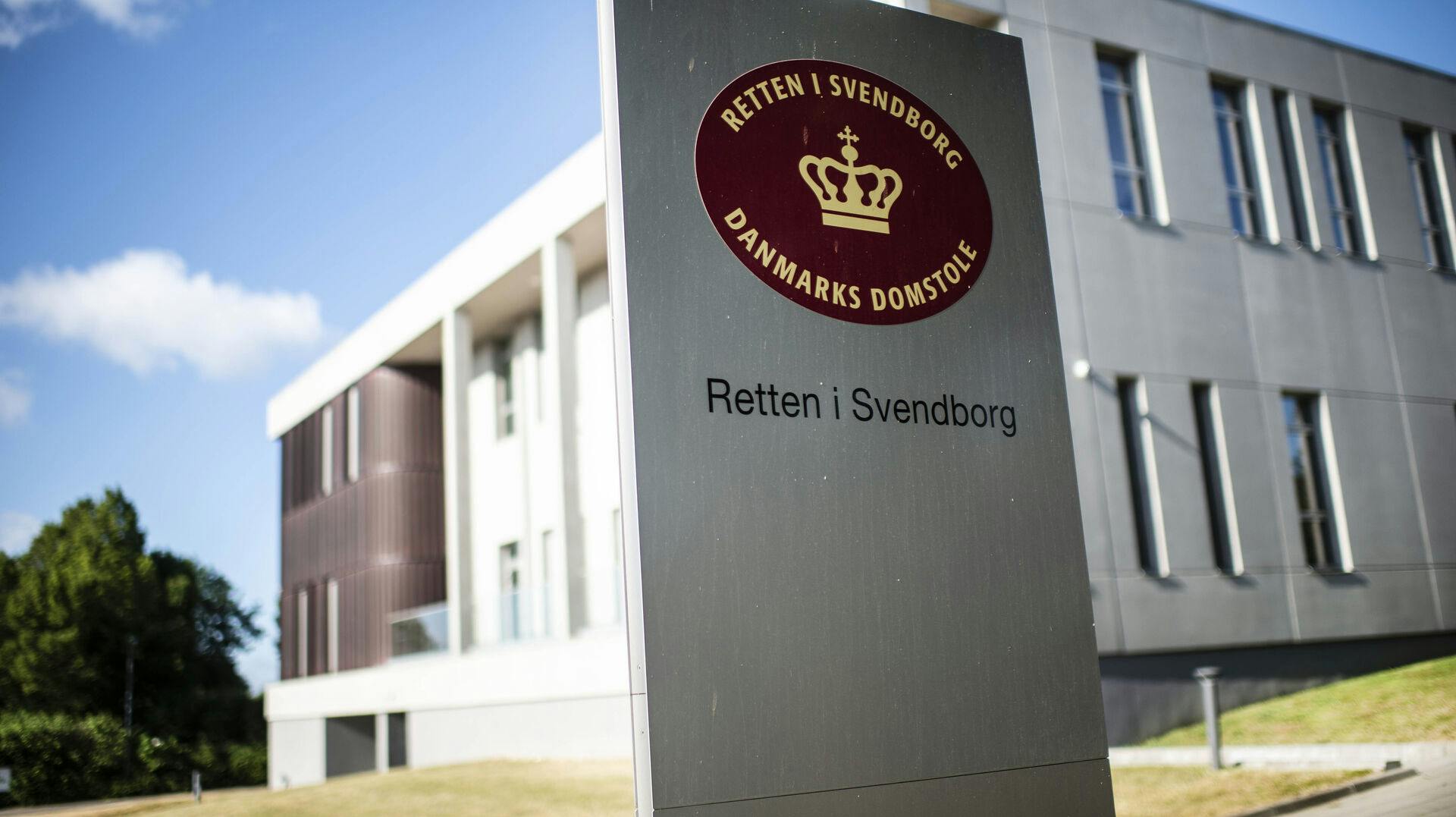 Retten i Svendborg. Demonstration støtter selvmords-læge Svend Lings foran byretten i Svendborg, onsdag den 28. juni 2023. Svend Lings er tiltalt for at have hjulpet et menneske med at begå selvmord. (Foto: Tim Kildeborg Jensen/Ritzau Scanpix)