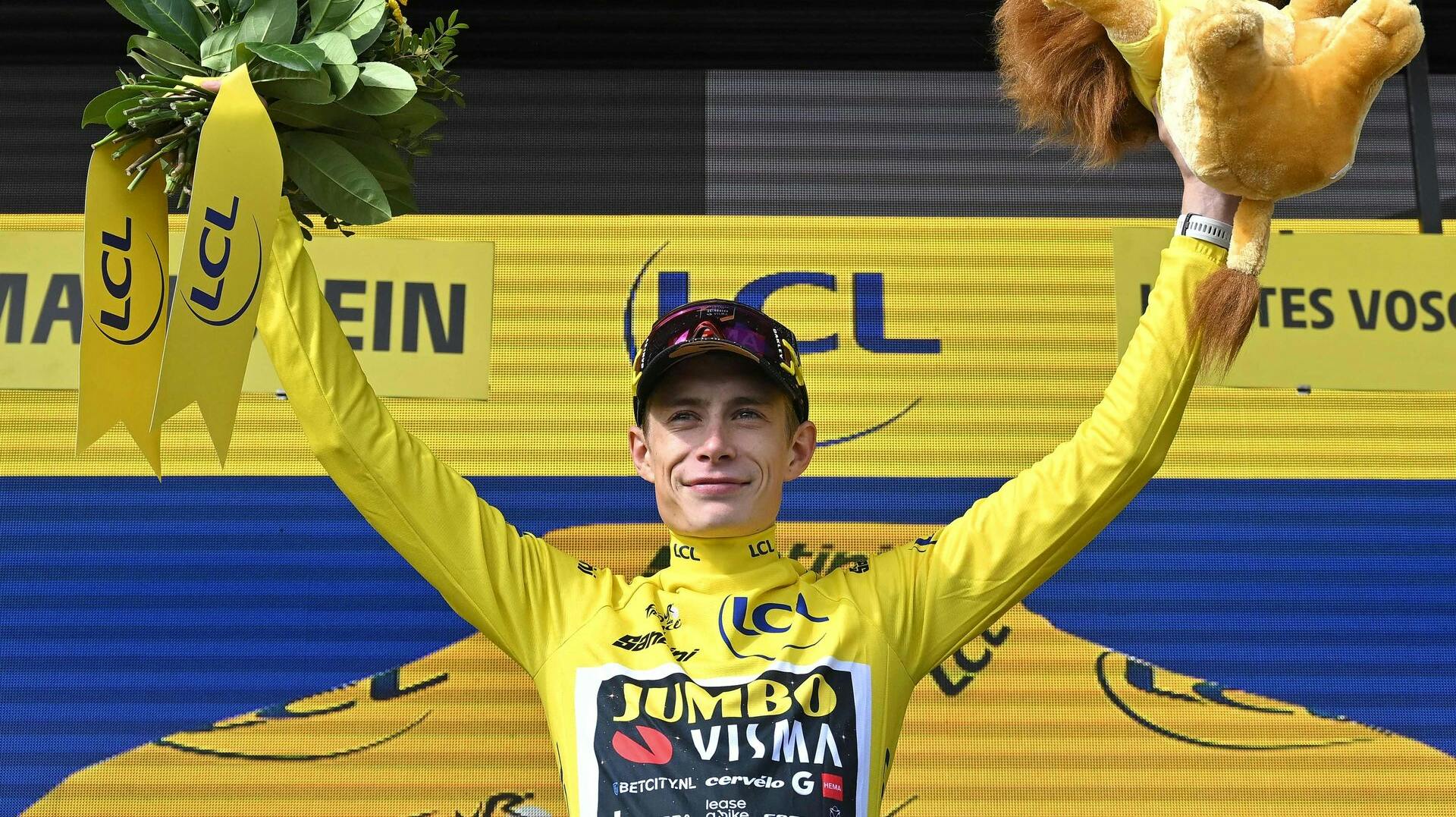Jonas Vingegaard kan senere i dag lade sig hylde på podiet i Paris. Han kan også glæde sig over en pæn sum præmiepenge, der tikker ind på kontoen. 