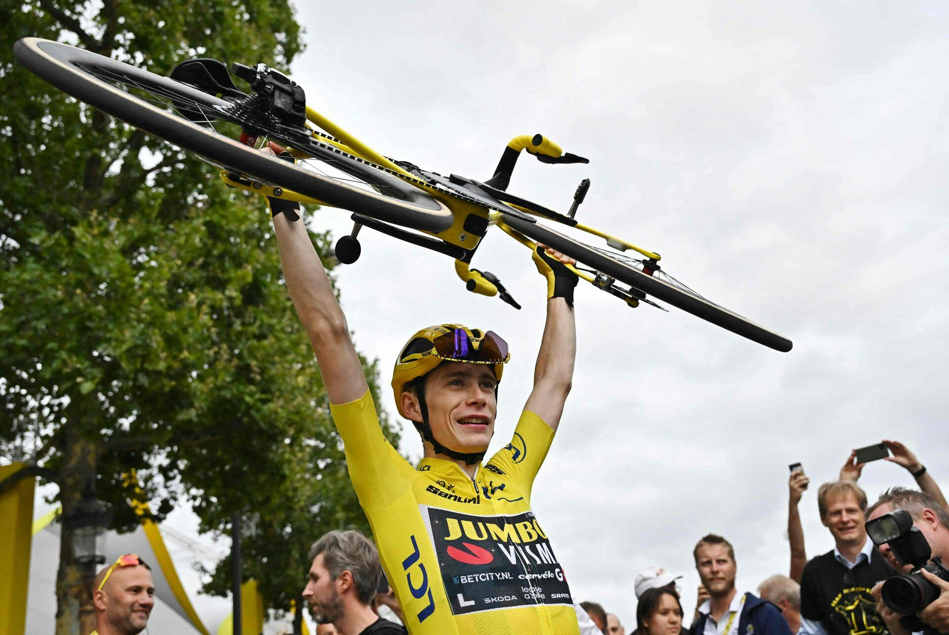 Jonas Vingegaard og hans cykel efter Tour-sejren.&nbsp;