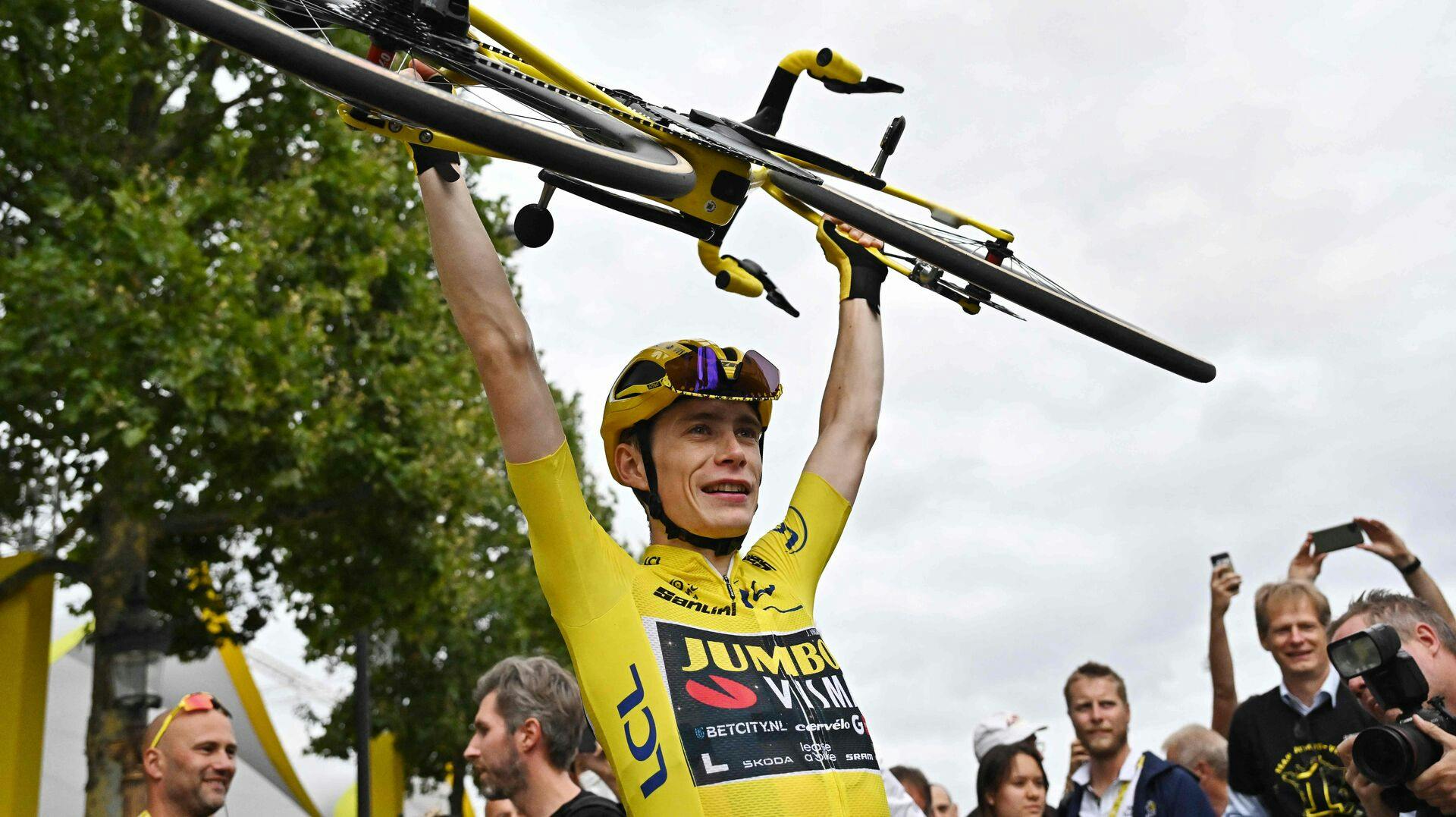 Jonas Vingegaard og hans cykel efter Tour-sejren. 